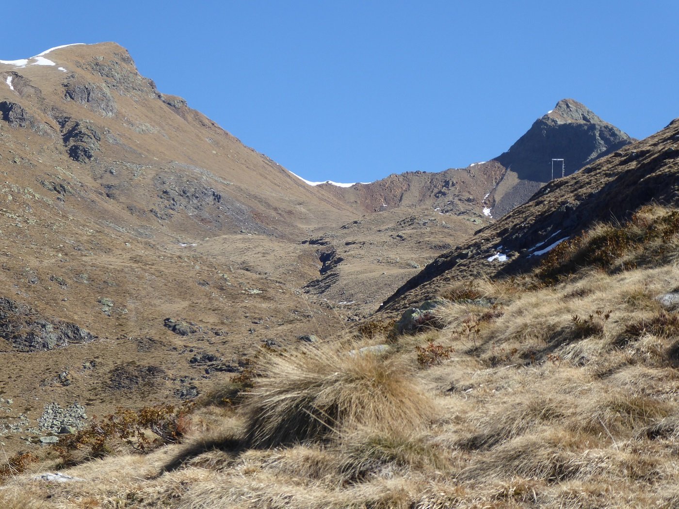 M.te Capio e Cima dei Rossi da poco prima dell'Alpe Laghetto. Al centro il Passo dei Rossi.