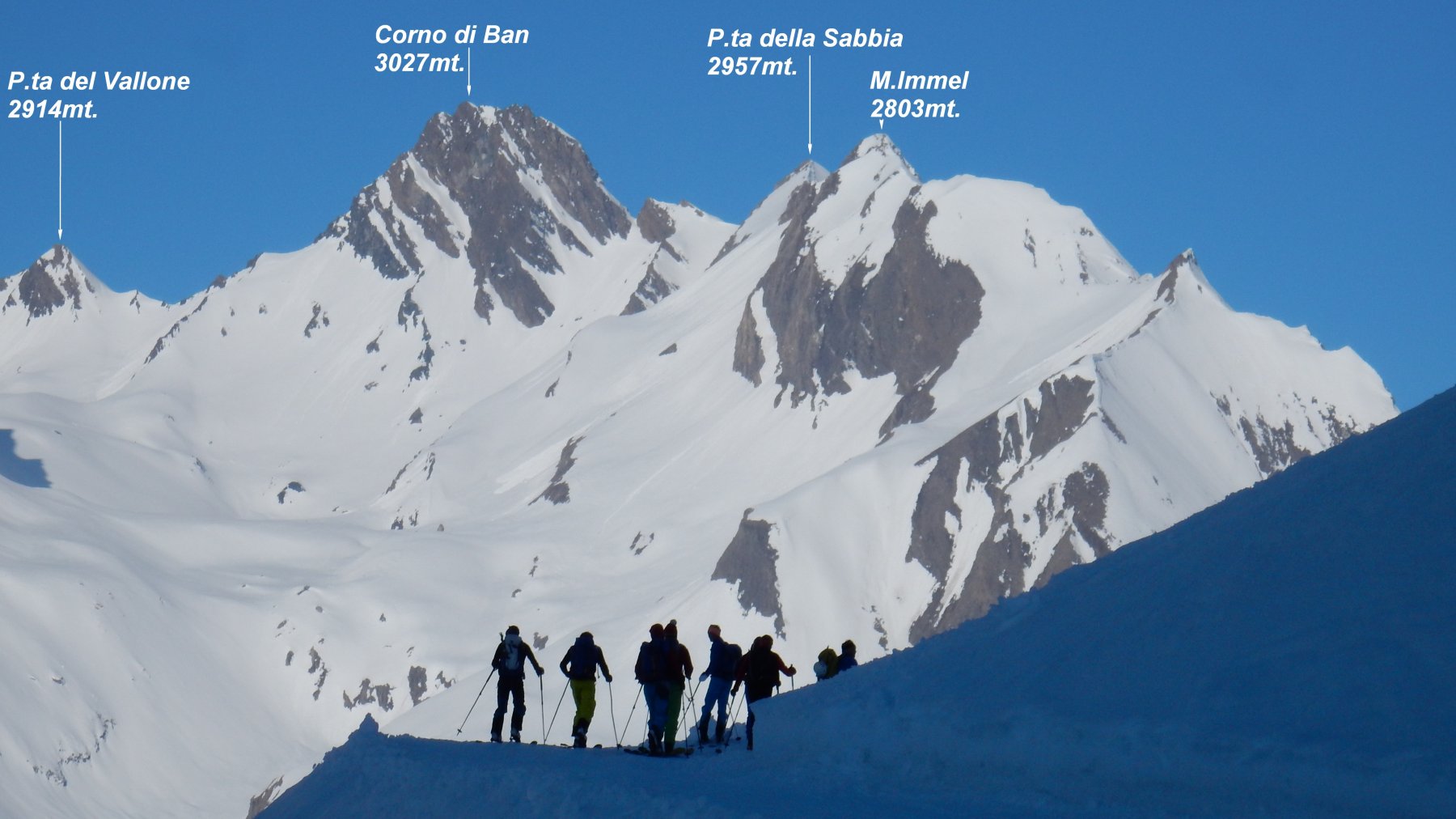 Si sale lungo la strada innevata verso il Rif.Maria Luisa.