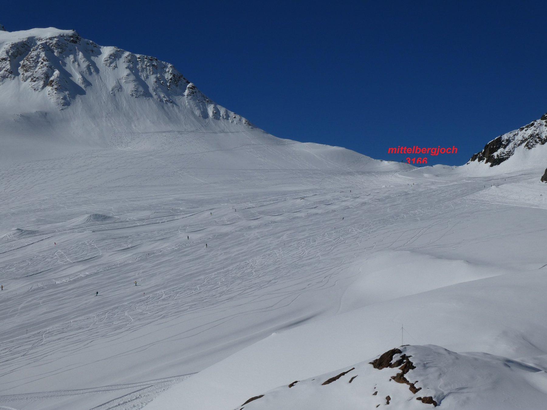 salendo sulla cabinovia in fondo il passaggio dalle piste al tratto scialpinistico