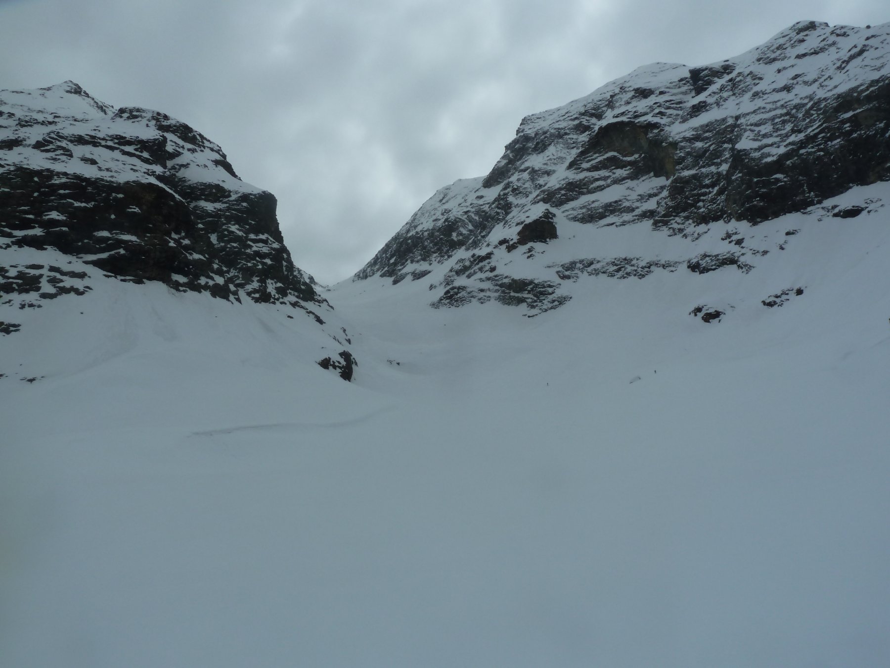 Vallone di discesa dal Colle di Bella Tsa su versante Valpelline