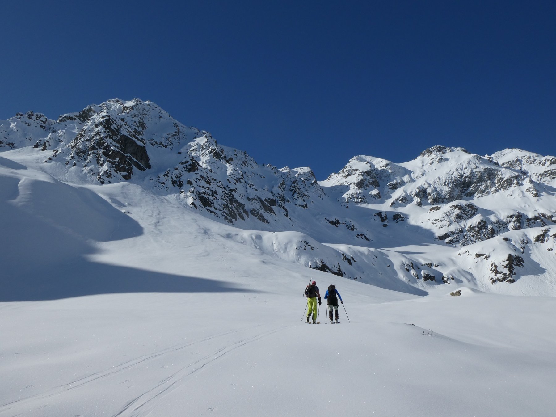 la balza si aggira stando sulla sinistra e poi facendo il lungo traverso verso destra