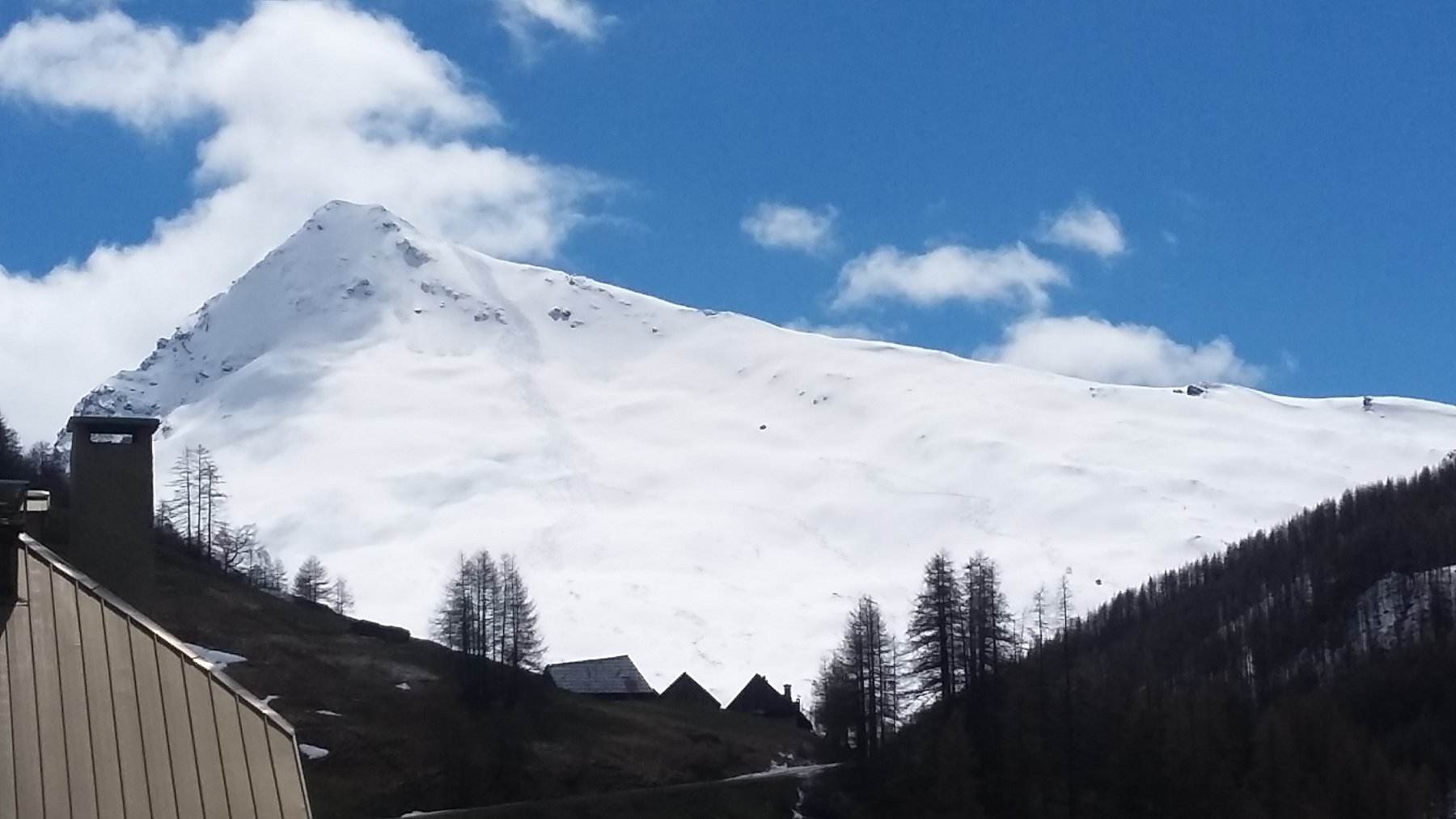 Le tracce di discesa nel canalone centrale, e di salita sulla costiera di destra