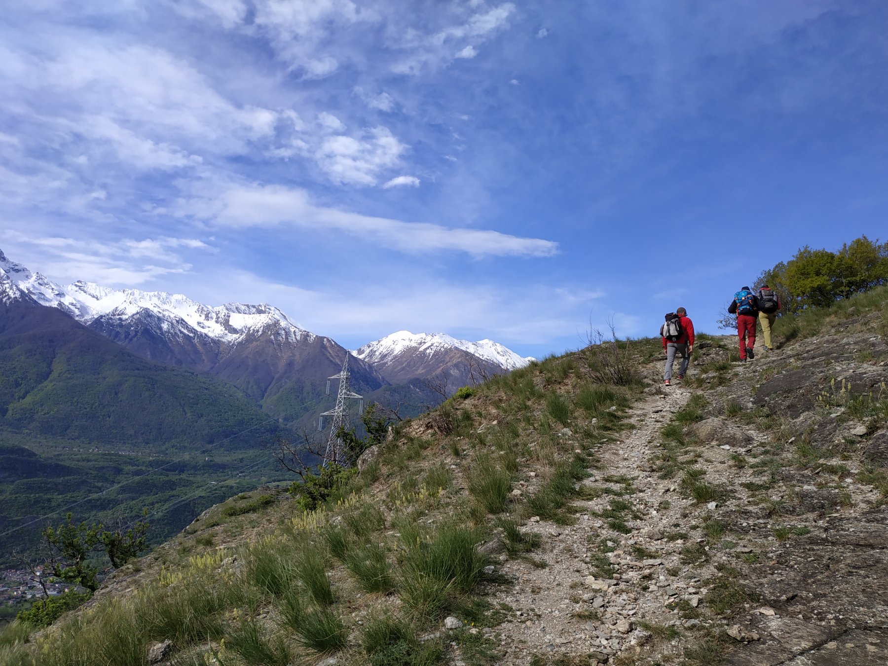 Il sentiero si fa mano a mano più ripido ma la visuale è bellissima