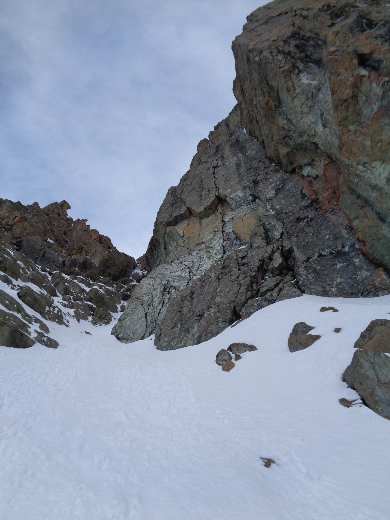 In vista della prima strozzatura, in alto al centro il diedrino ghiacciato crux della via