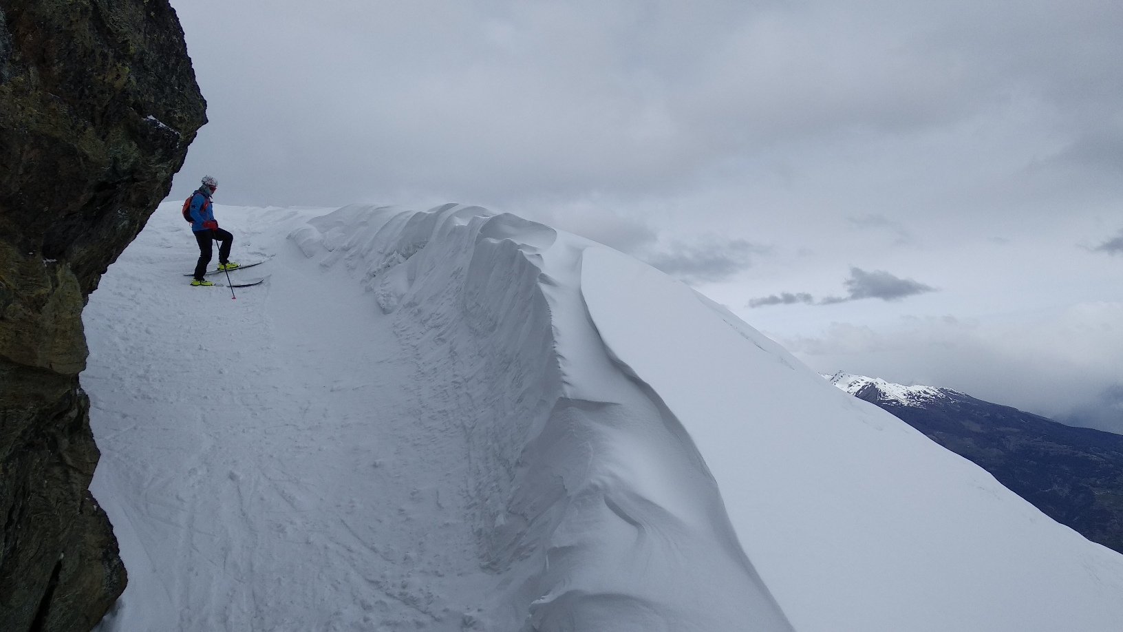 sotto la cima, al riparo dal vento.
