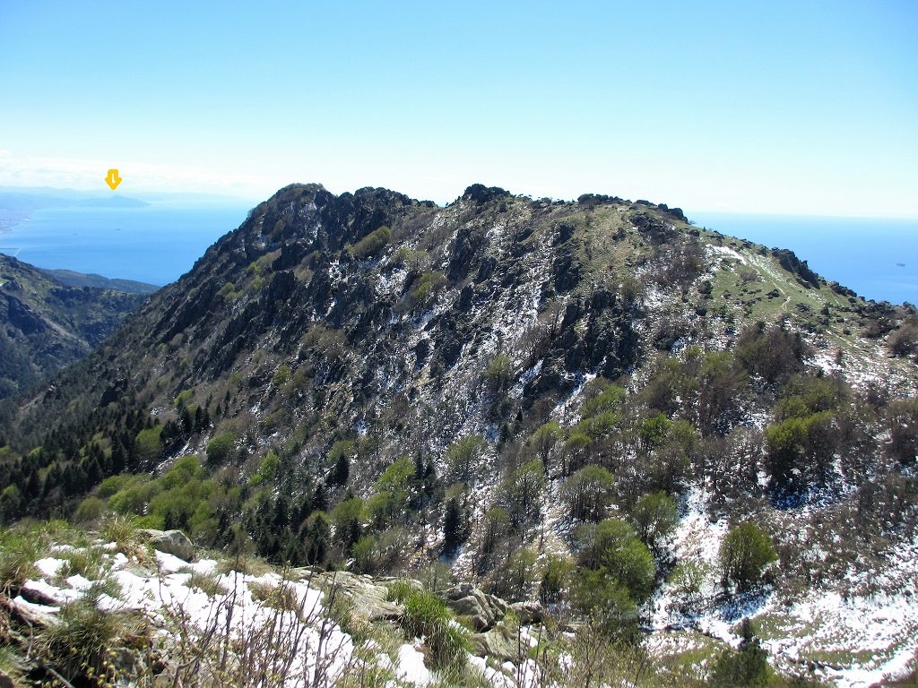 La dorsale che conduce al monte Rama, sullo sfondo vetta di Portofino