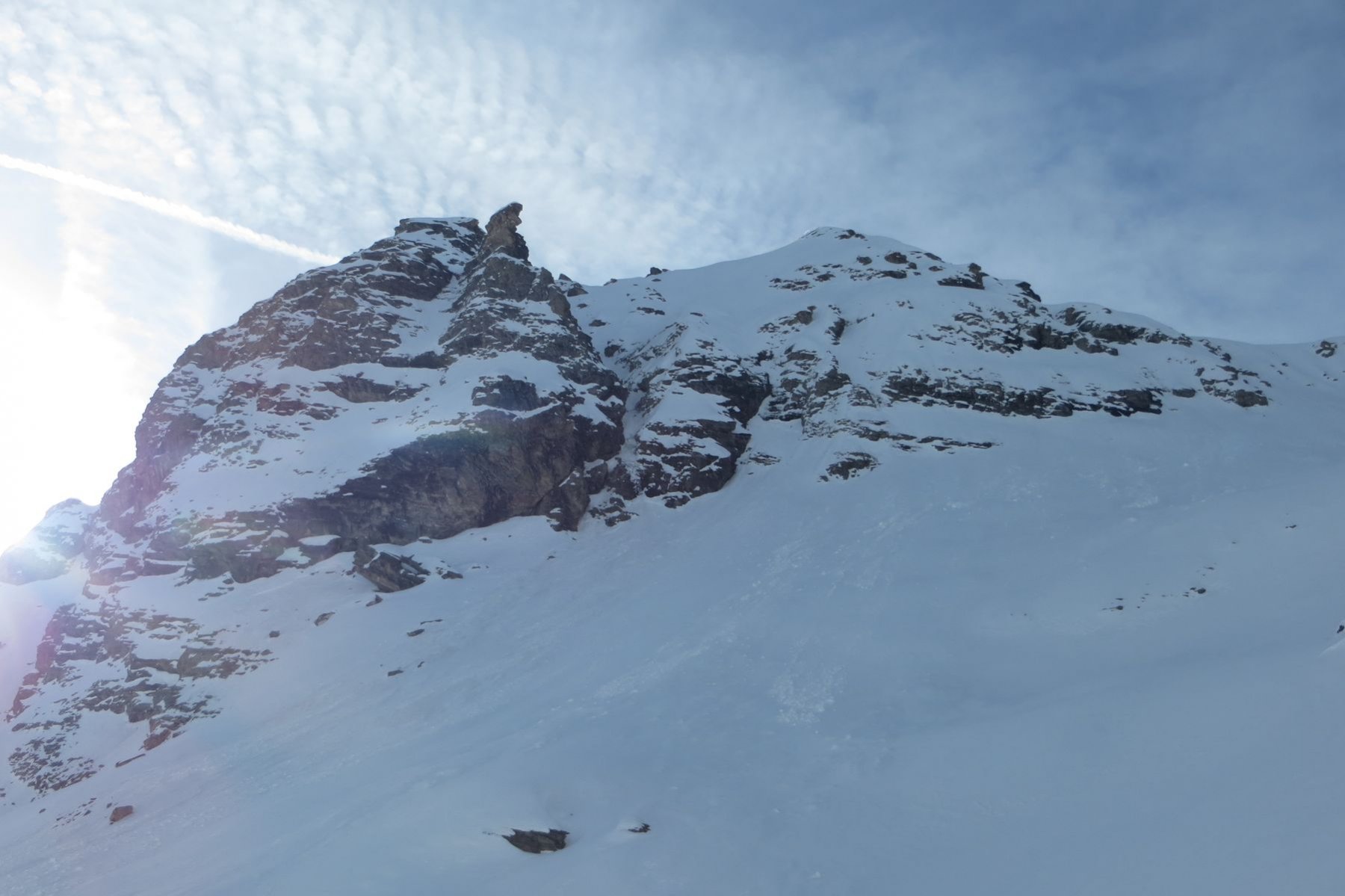 al centro il canalino con la colatina che copre lo zoccolo roccioso