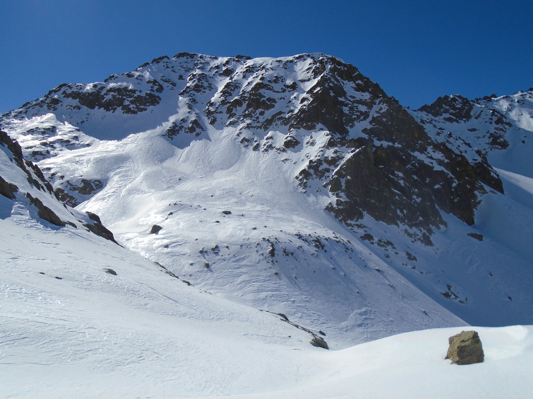 Cima di Mercantour, versante NE (foto del 13.3.19); a dx si intravede il canale N