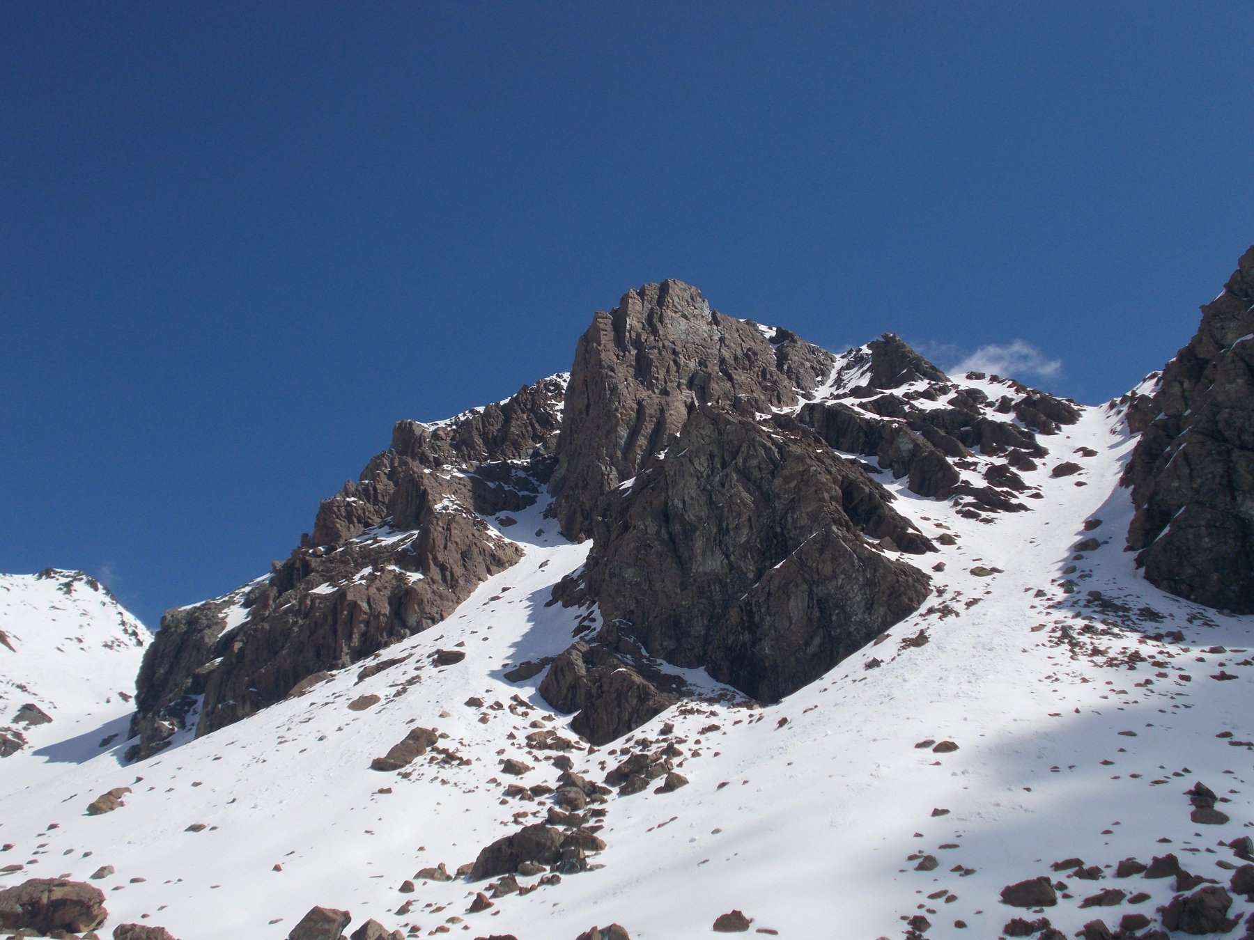 lasciando il terreno di gioco alle spalle..
