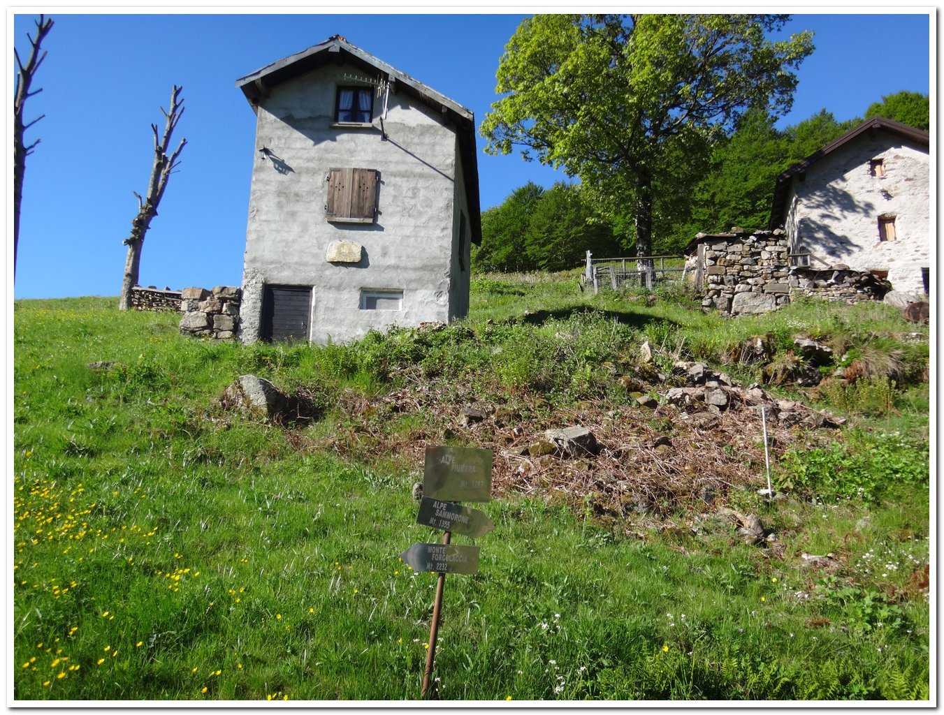 Alpe Piumero col cartello indicatore