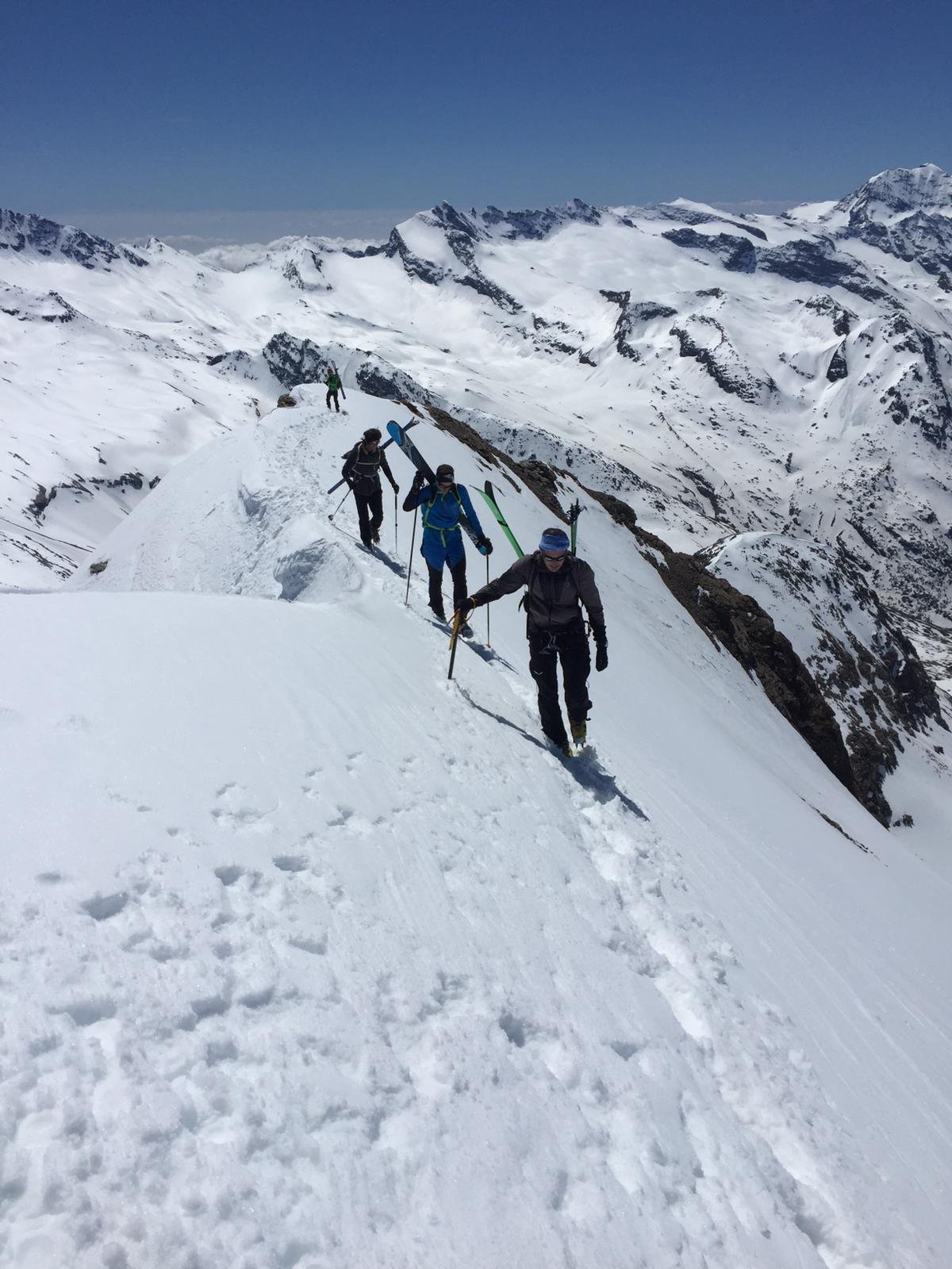 Il breve tratto di cresta che conduce in vetta