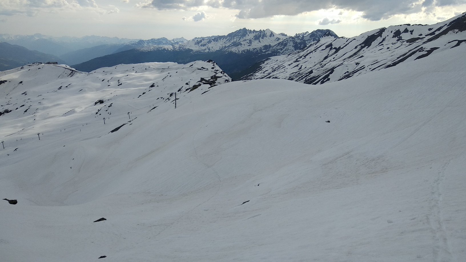 lasciati i fortini, si sale verso la cima