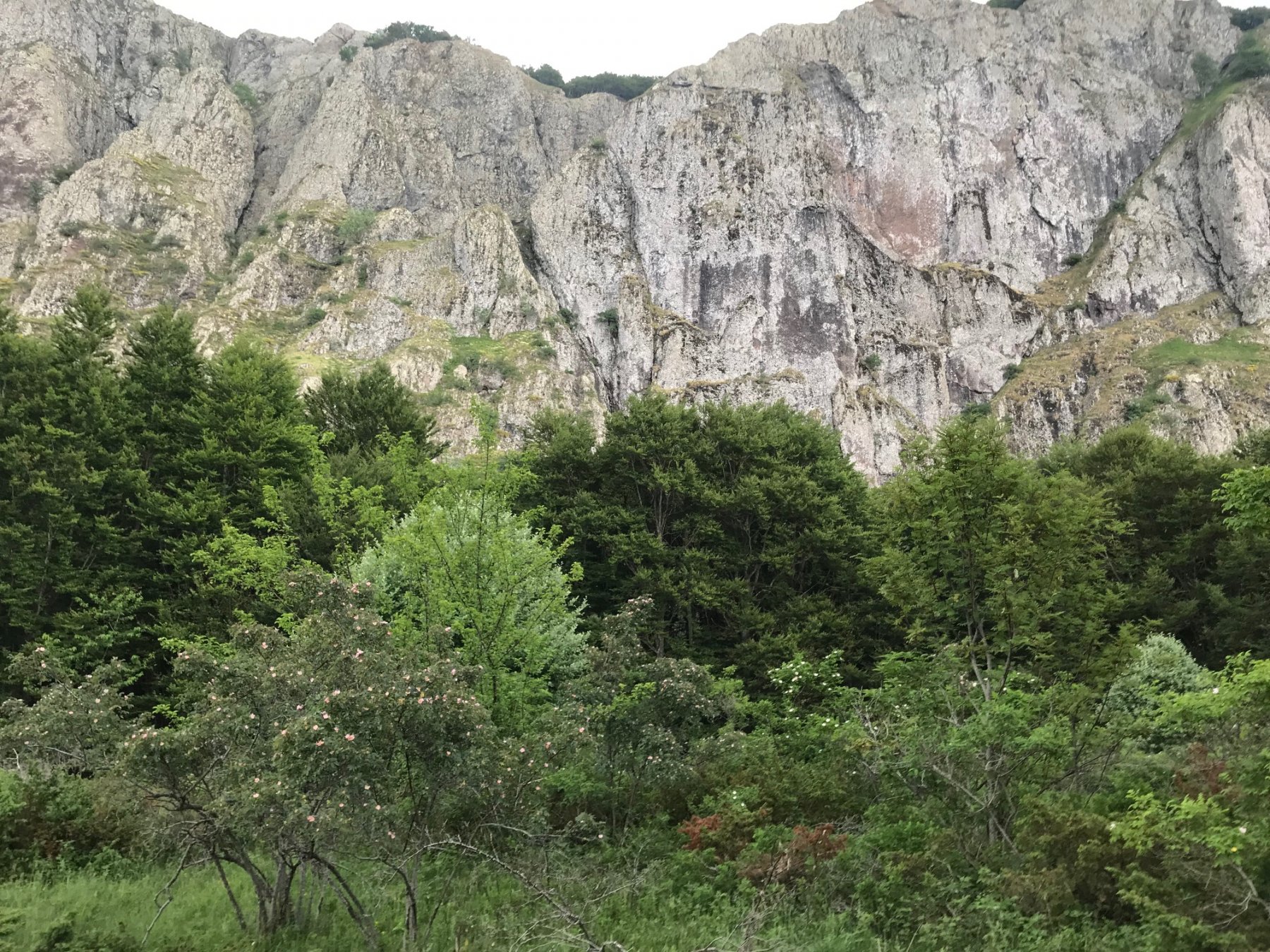 La parte centrale della Rocca del Prete da sotto
