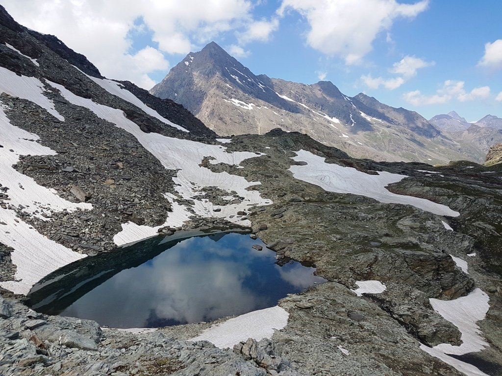 Residui nevai intorno al Lago Moussaillon. Dietro vediamo la Tersiva.