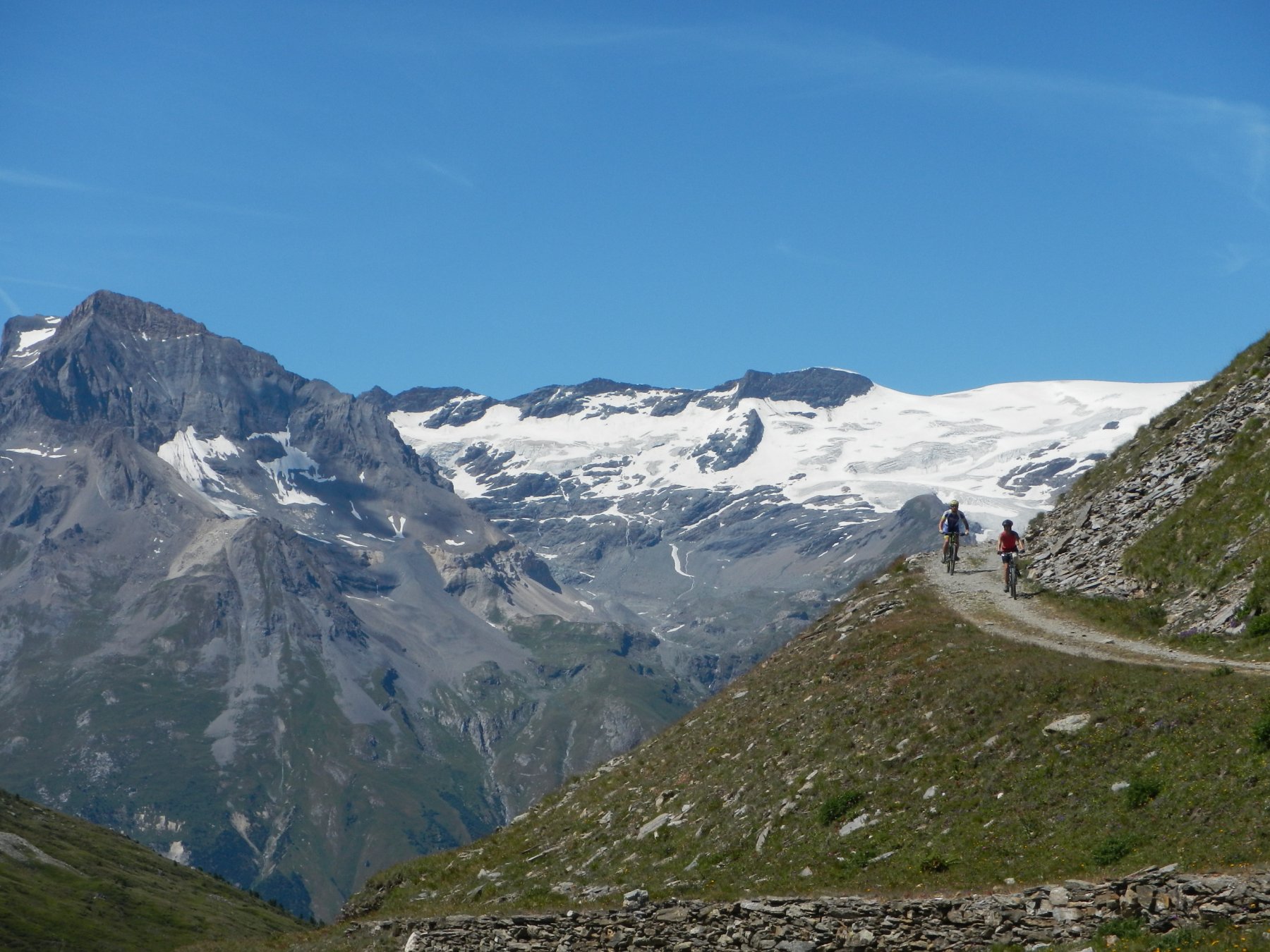 breve discesa per poi risalire alle casermette superiori