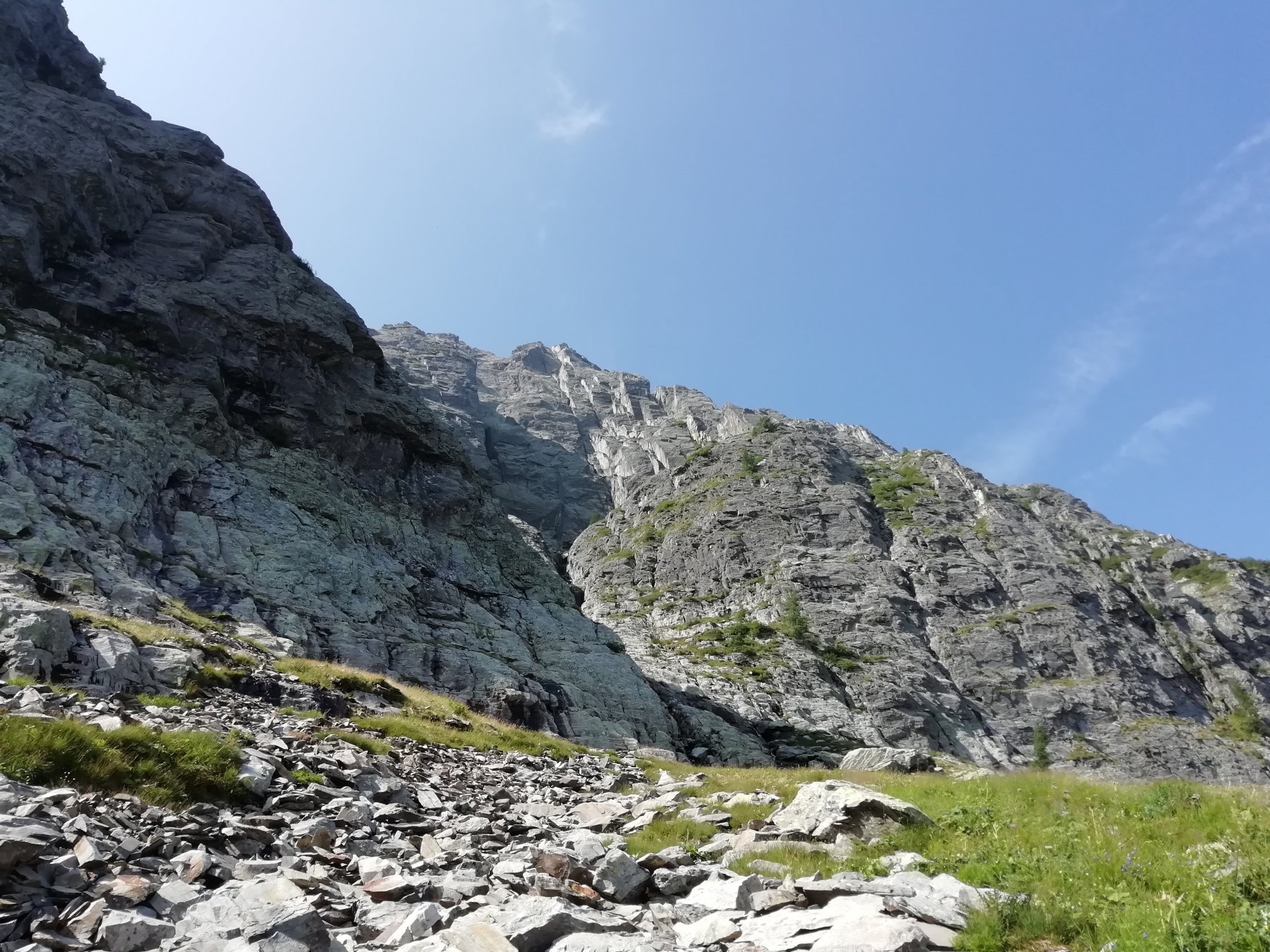 Canale usato per superare lo zoccolo basale e parete nord (via sullo spigolo a destra)