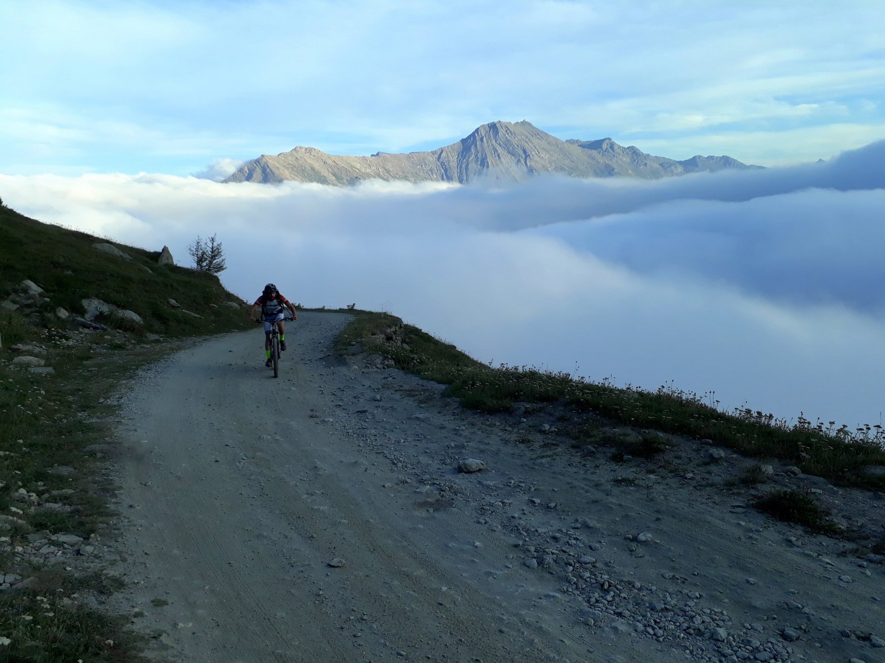 salendo al colle, oltre le nuvole