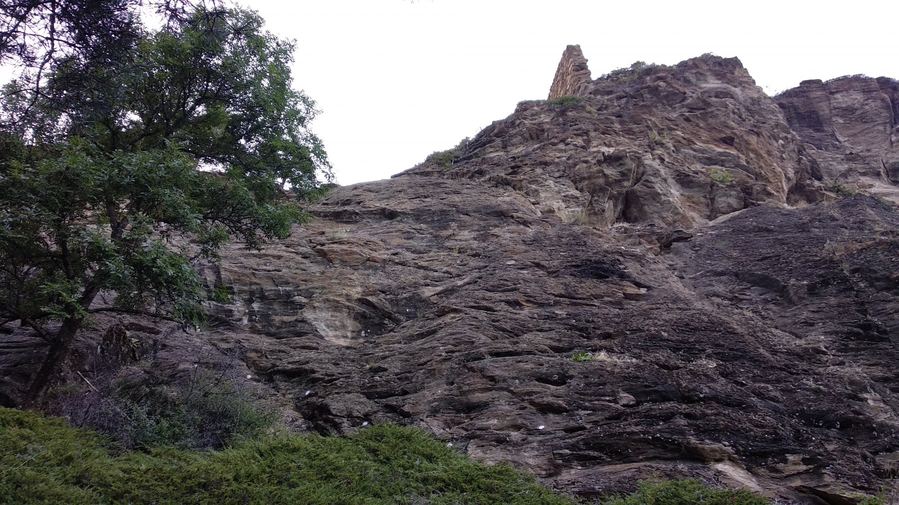 i bolli bianchi che indicano la partenza delle vie