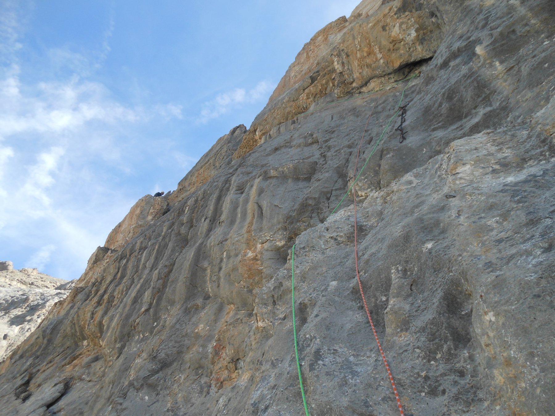 Tiro chiave, si vede la posizione della sosta (spuntone + chiodo)