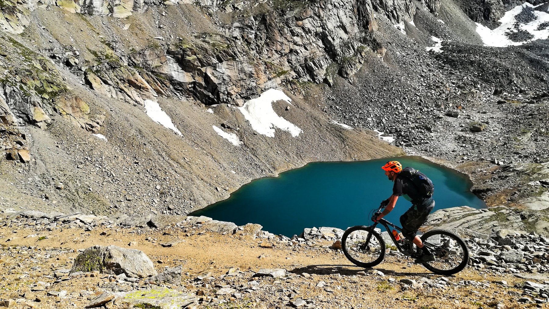 Discesa dal colle della terra verso il lago Lillet