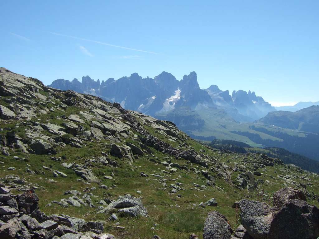 Pale di San Martino dal dosso con le postazioni militari