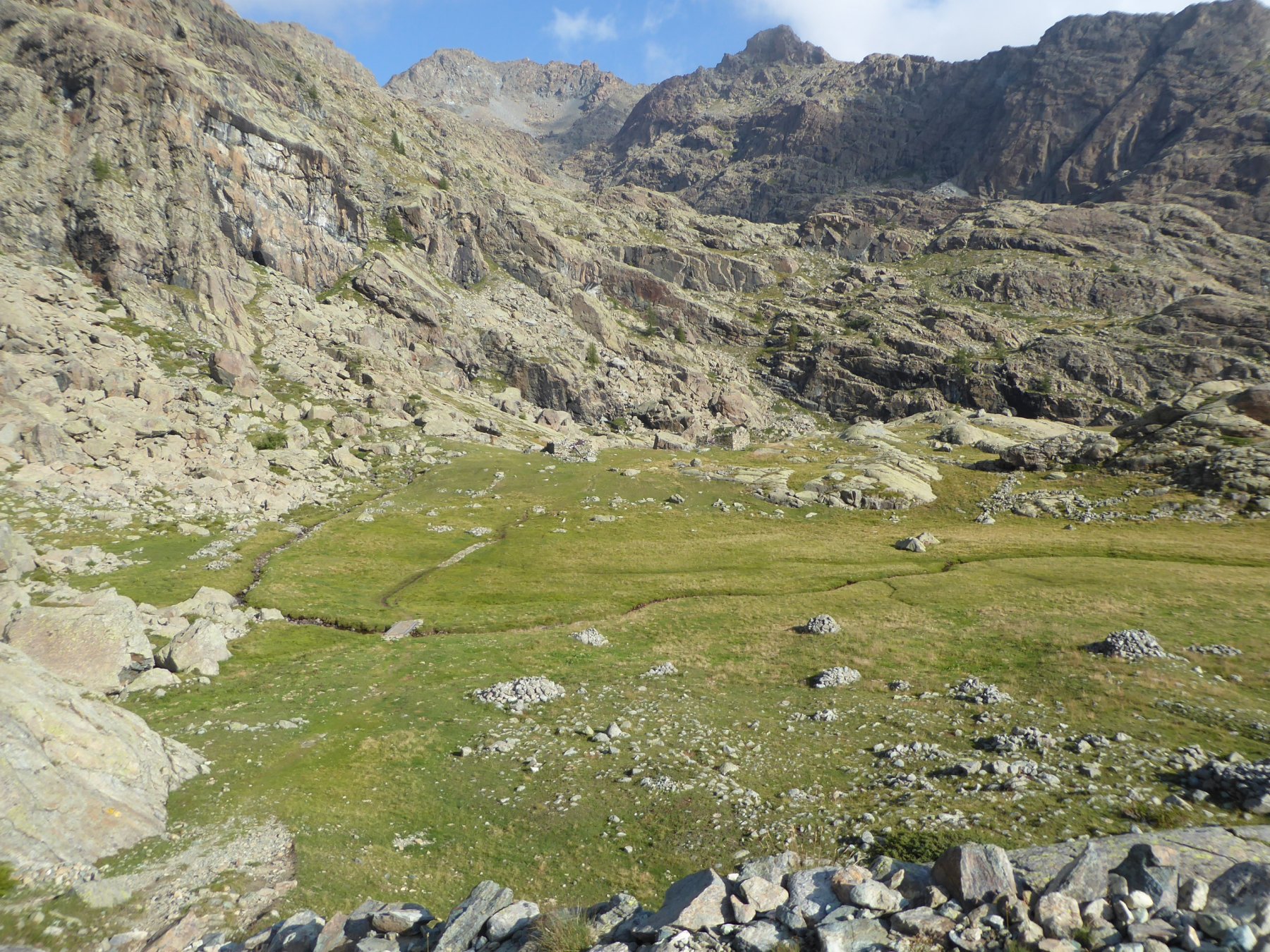il bel pianoro dove sorgono i ruderi dell'alpe Pisonnet