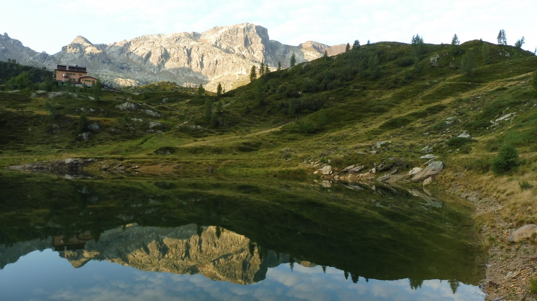 M.Cabianca 2601mt. riflesso nel Lago Rotondo 1972mt.