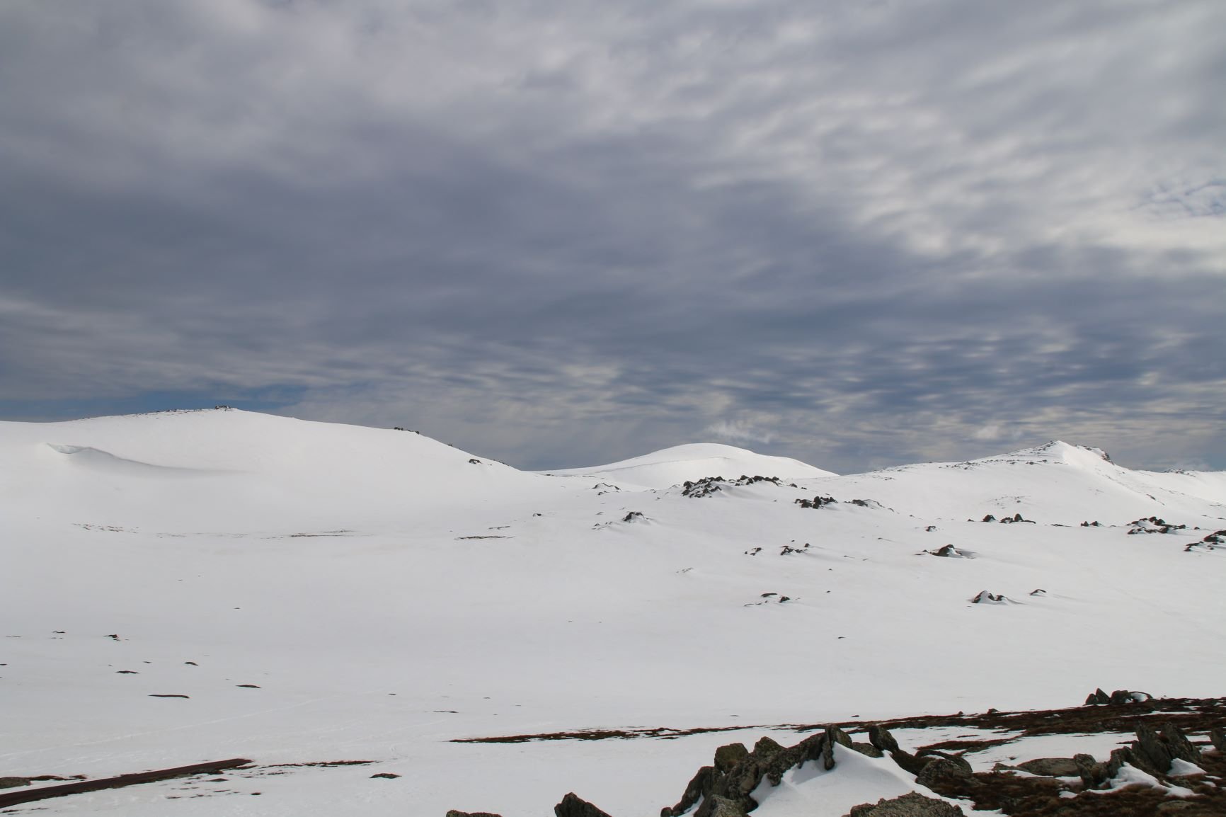La cima (in centro) da lontano