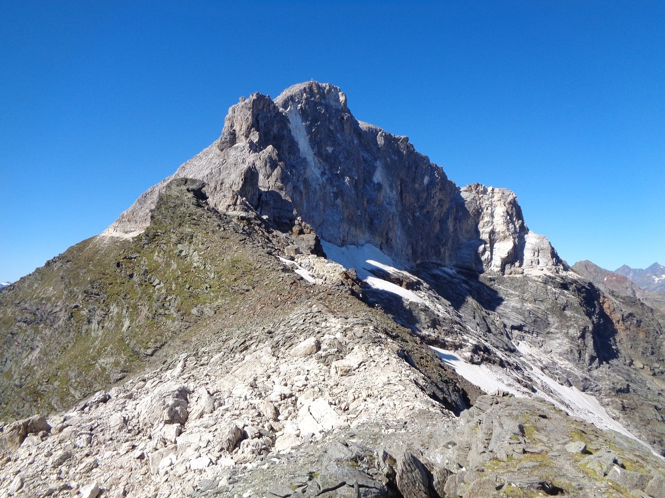 La cima proseguendo verso il rif. Calciati