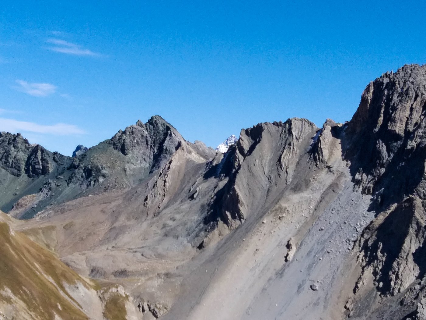 Dalla vetta, il monviso spunta imbiancato in lontananza