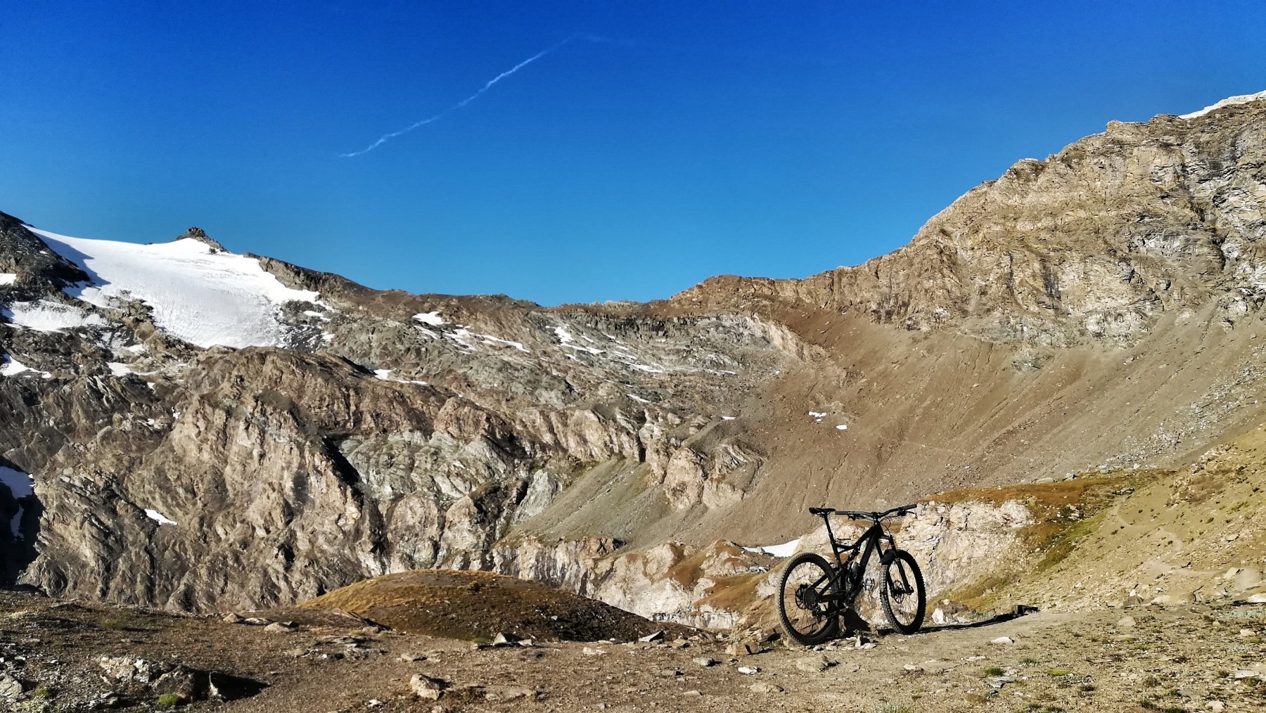 Sopra il tratto attrezzato, vista d'insieme dal traverso alla vetta a sinistra