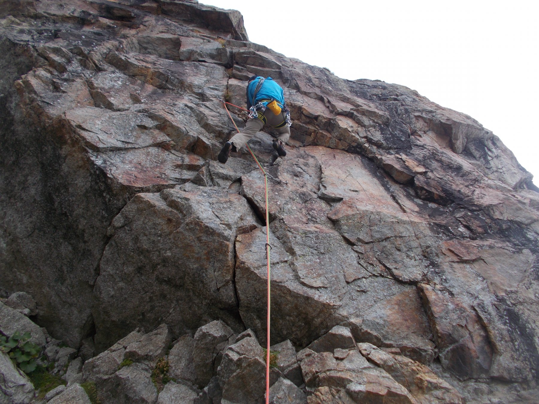 il muro aggettante faccia destra del gran diedro da L1..