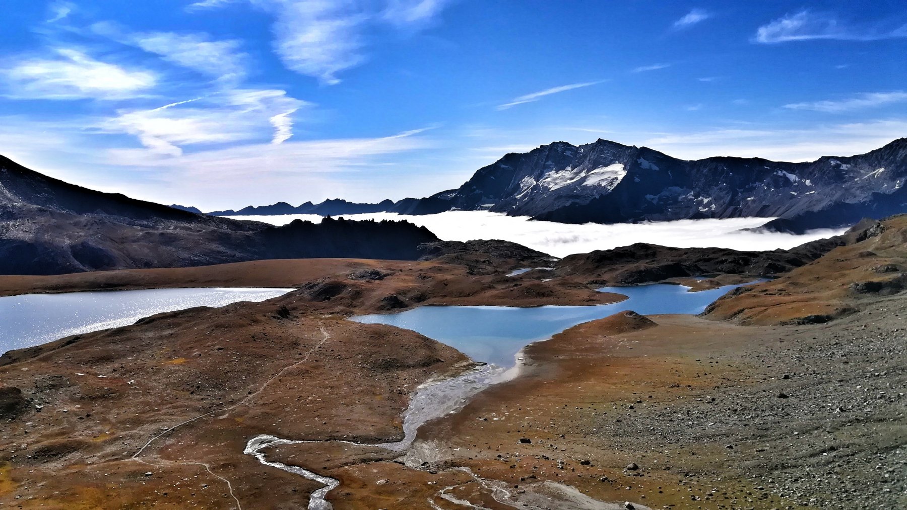 Vista sul bel sentiero che attraversa i laghi Rosset e Leytà