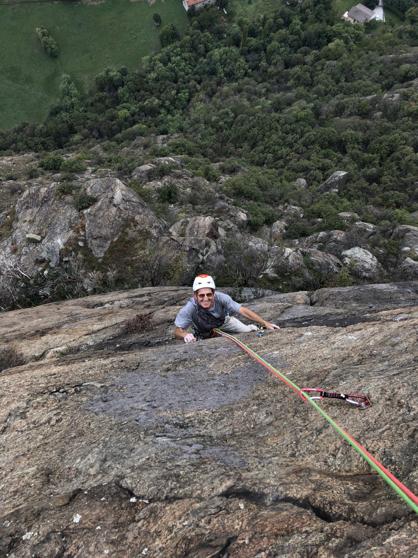 Gianni in uscita dalla via
