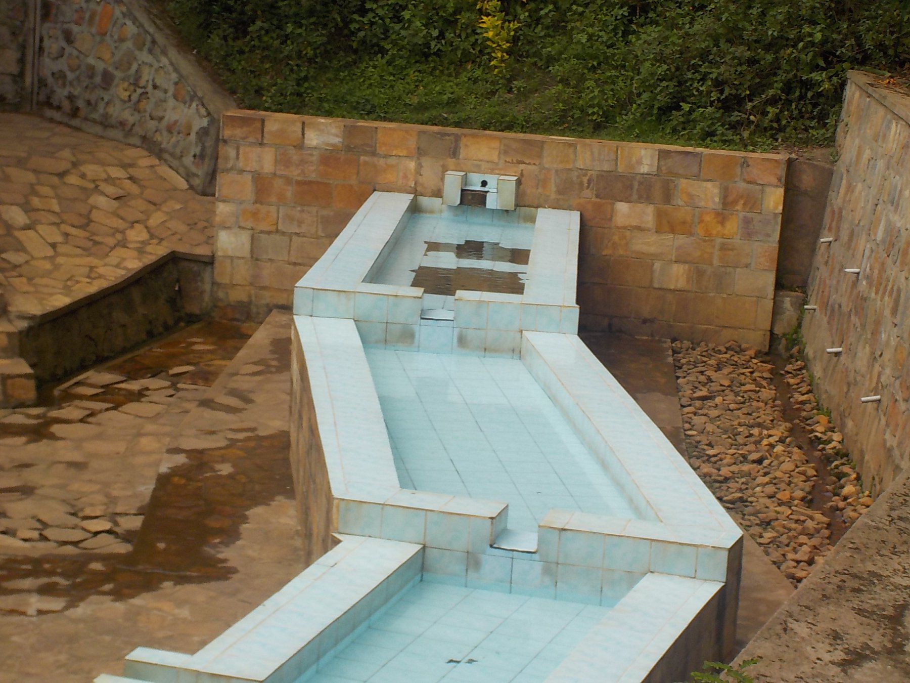 Orribile sistemazione della sorgente - la demoliranno