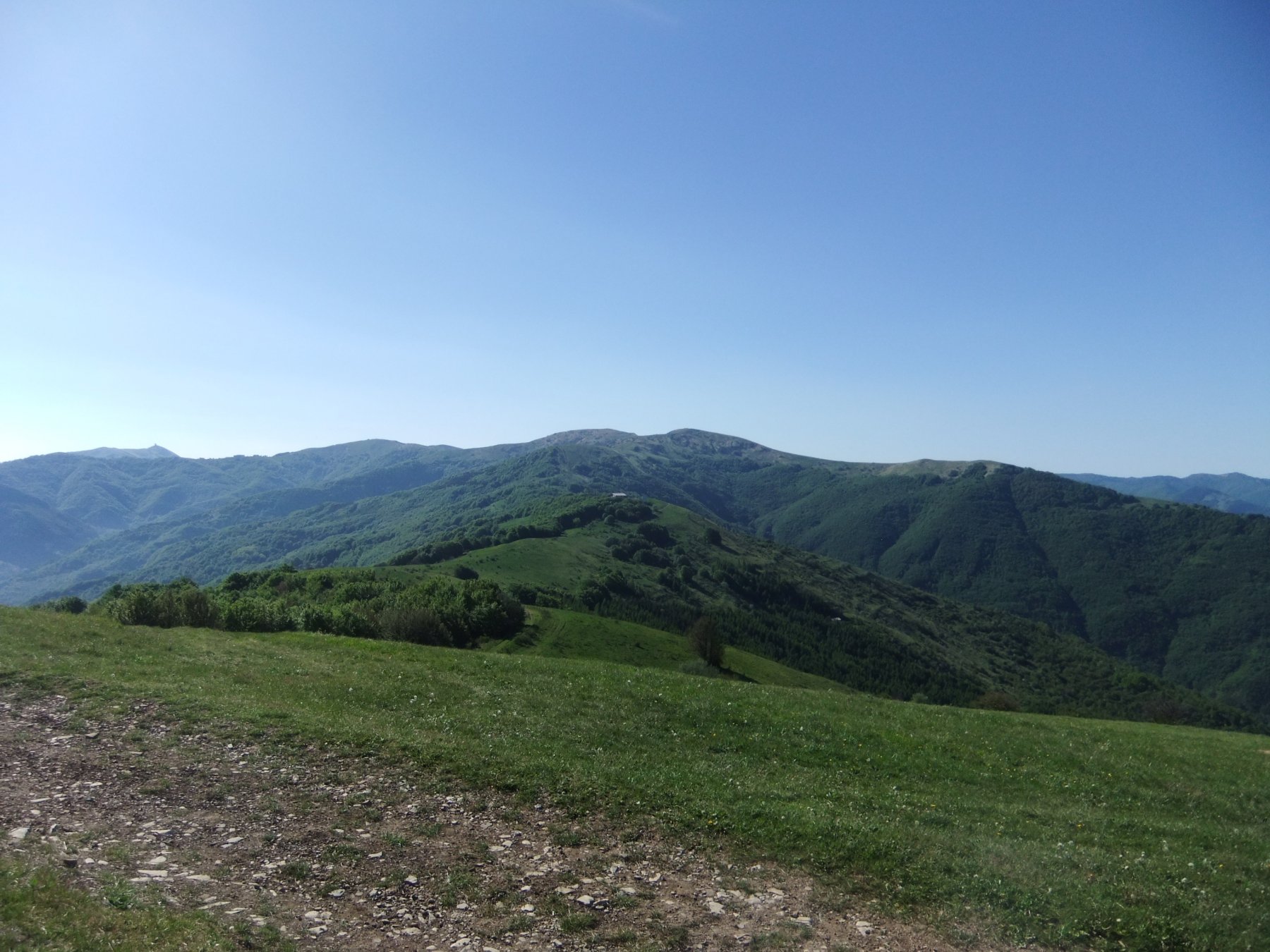 Il lungo crinale dal Giarolo verso il Chiappo