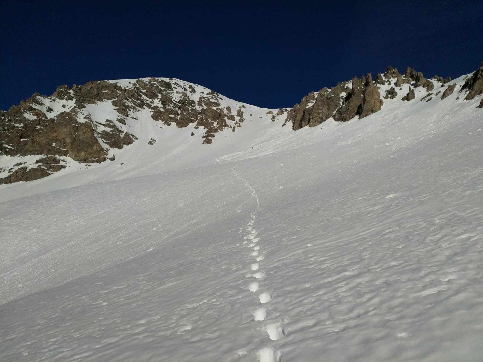 In uscita dal canale gli splendidi e dolci pendii sotto la punta. In centro foto la sella dove si esce.