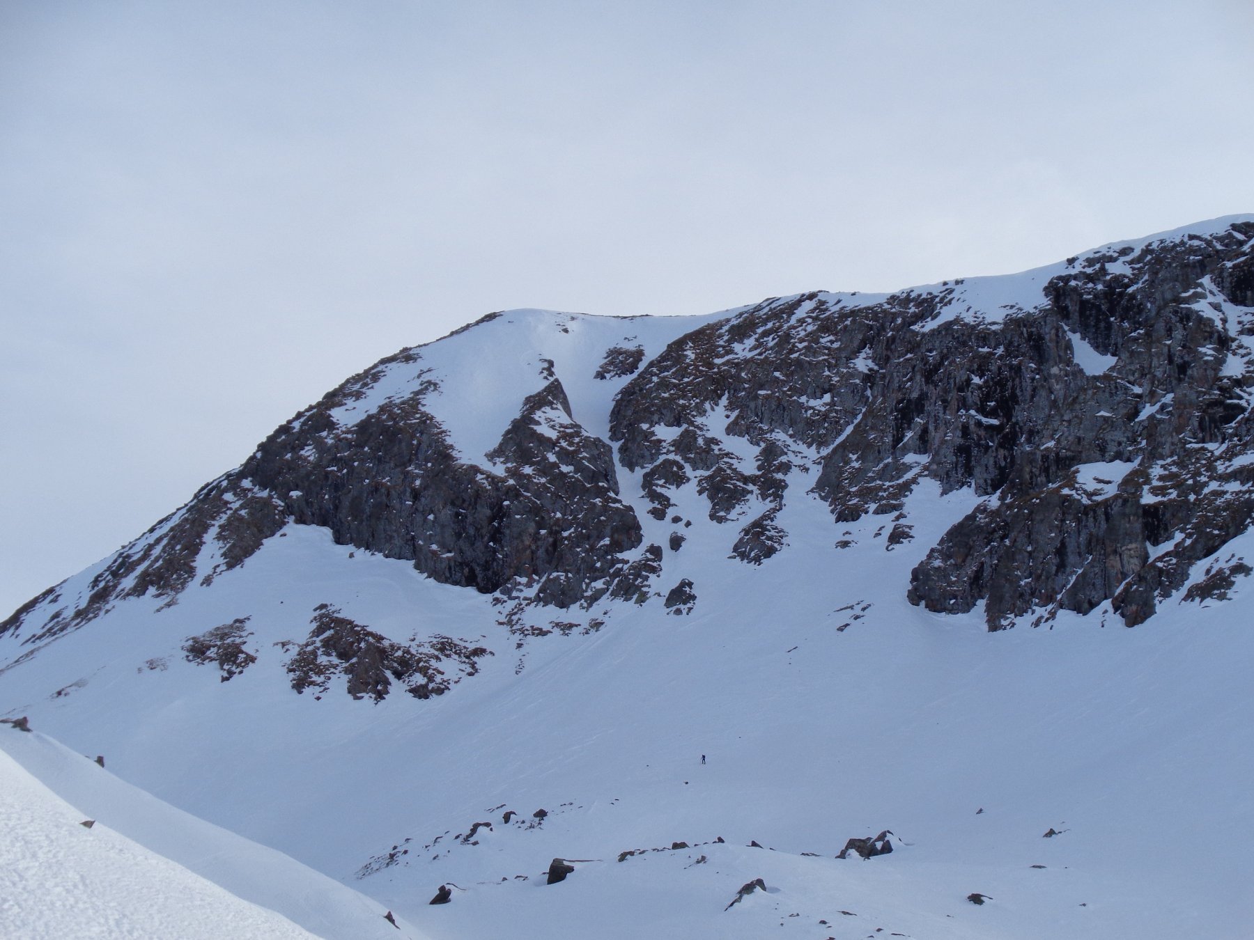 Il canalino ben evidente sul versante nord della q. 2657