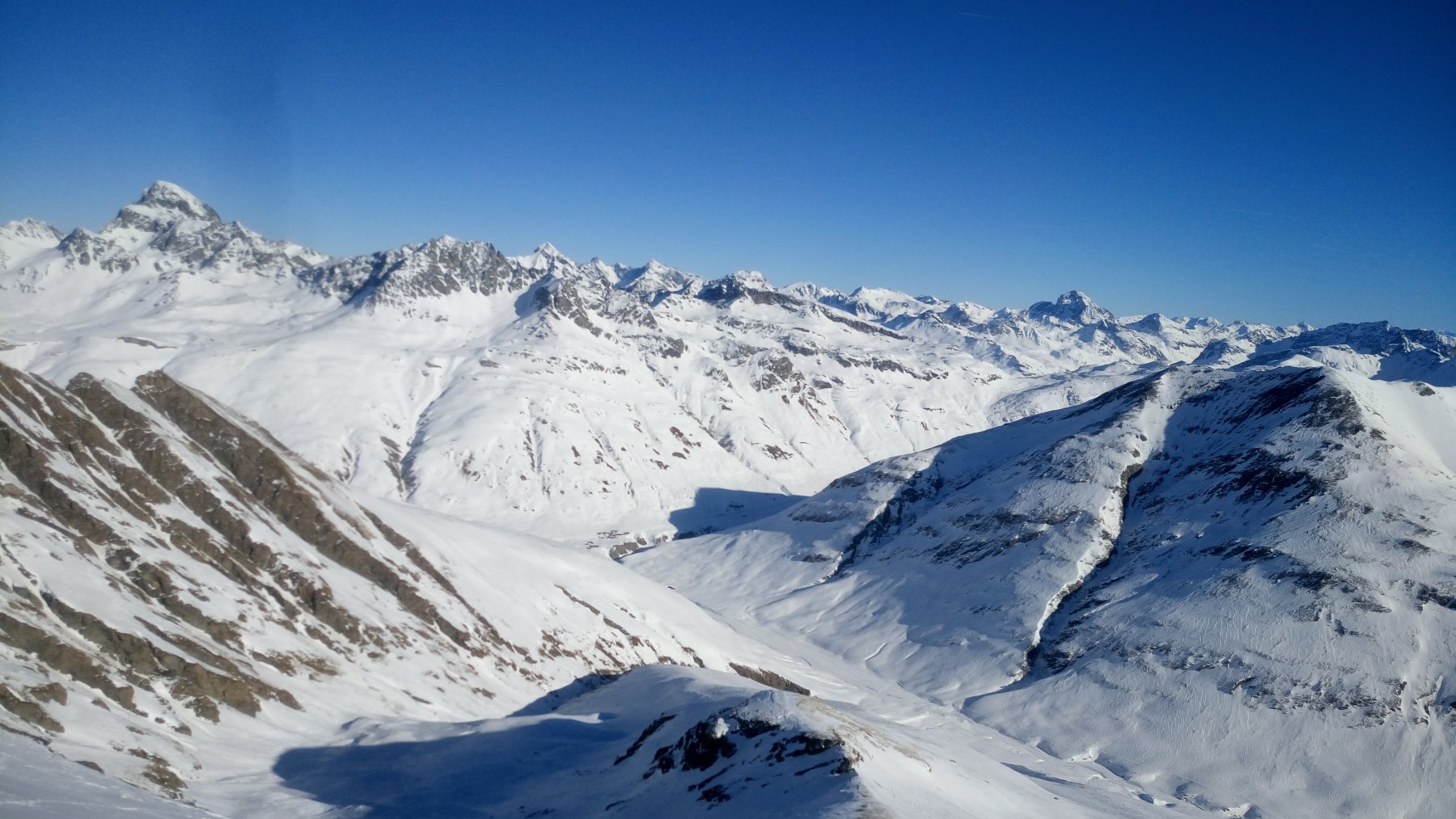 Pizza Platta a sinistra in basso il paesino juppa 