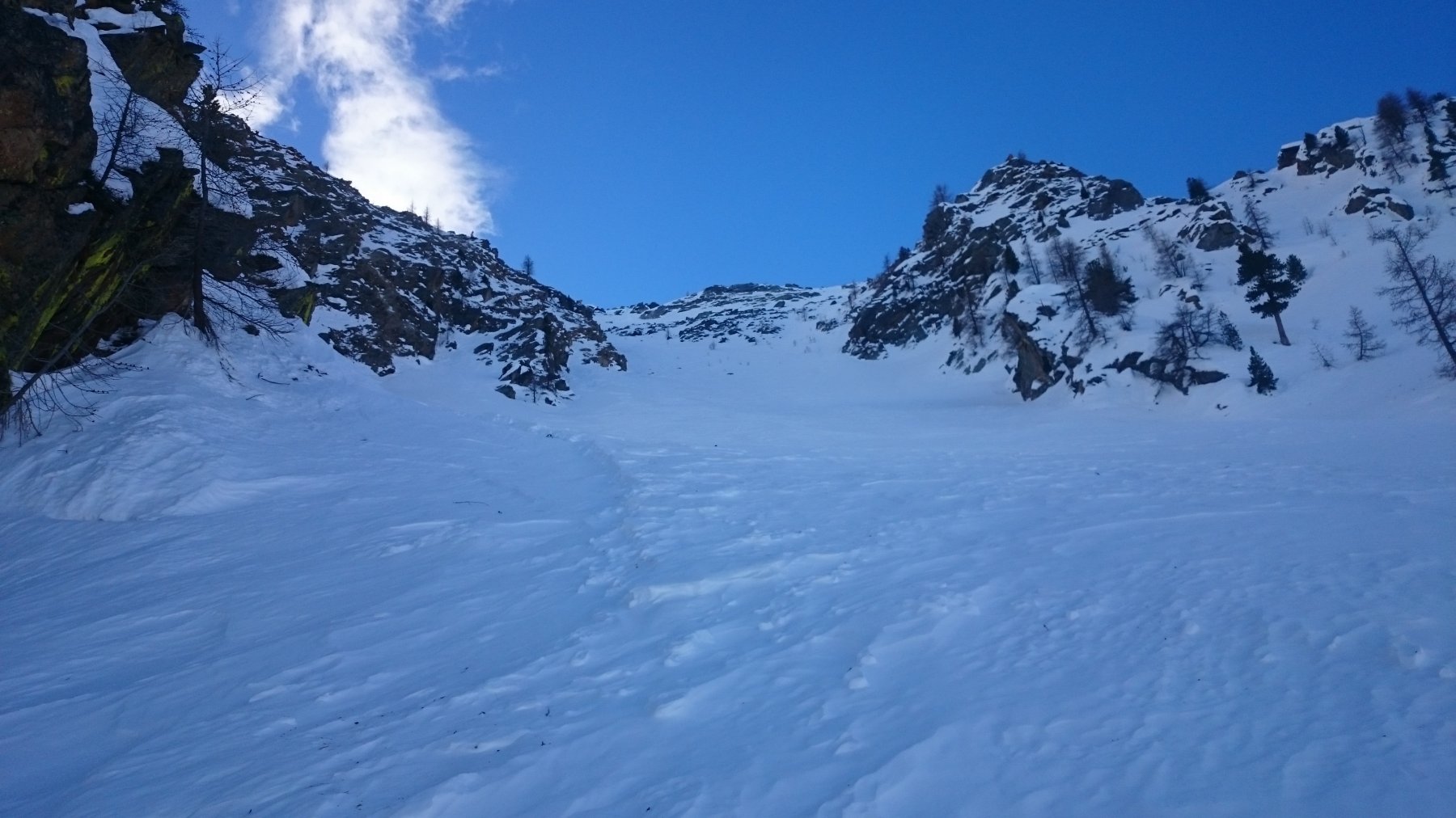 Il canale prosegue sopra il salto roccioso