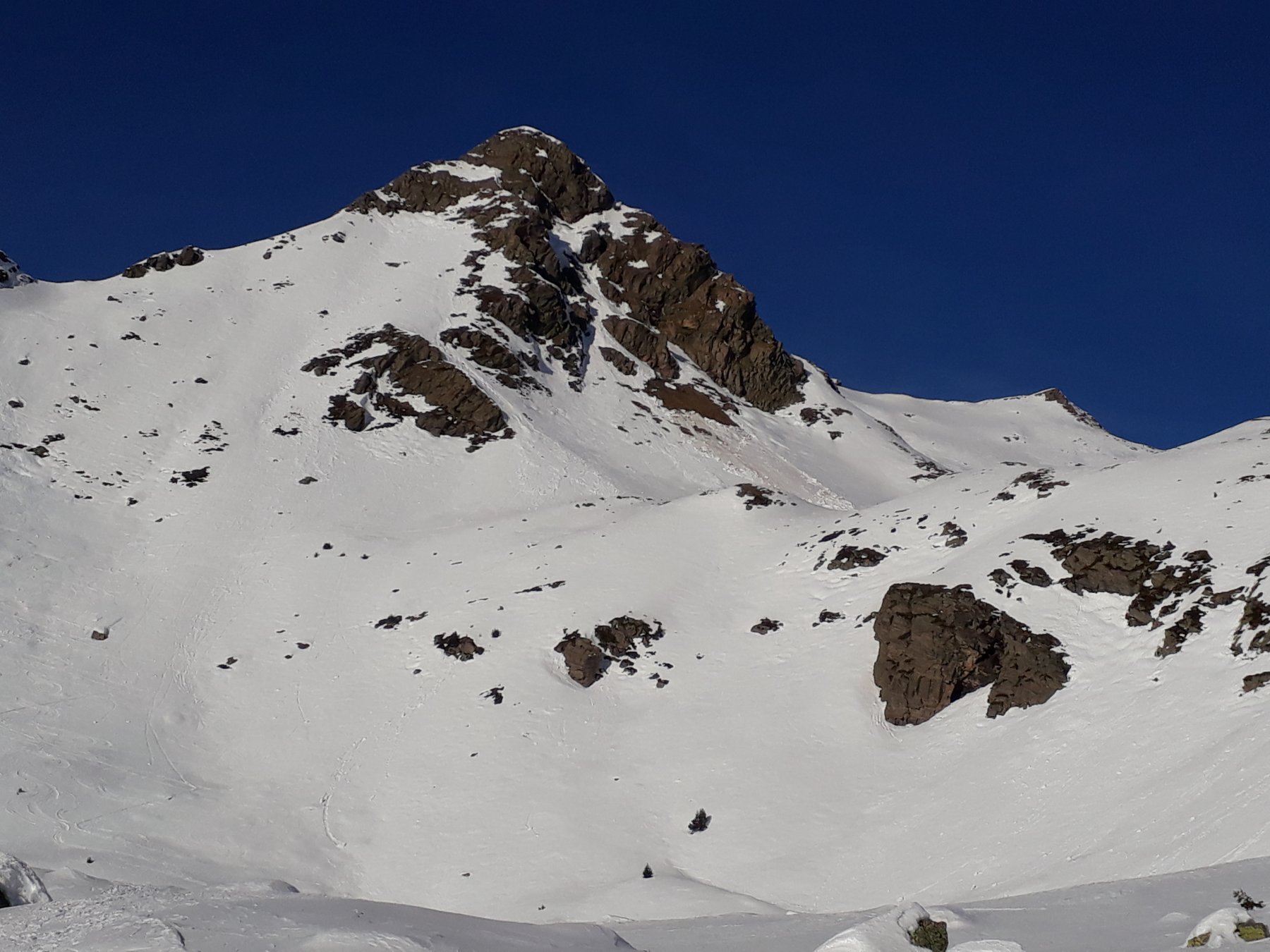 Poncione di Mezzo con cima scialpinistica sul fondo