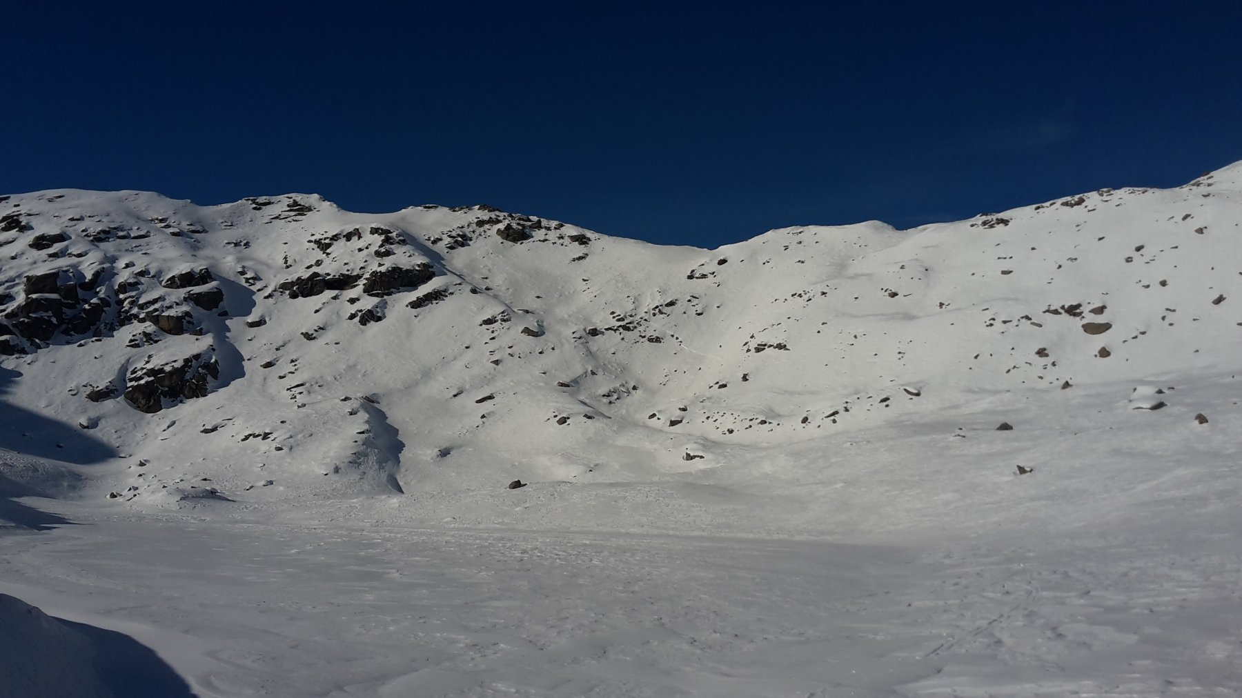 Parte finale. A destra pendio di salita alla sella, sotto la vetta a sinistra canale di discesa