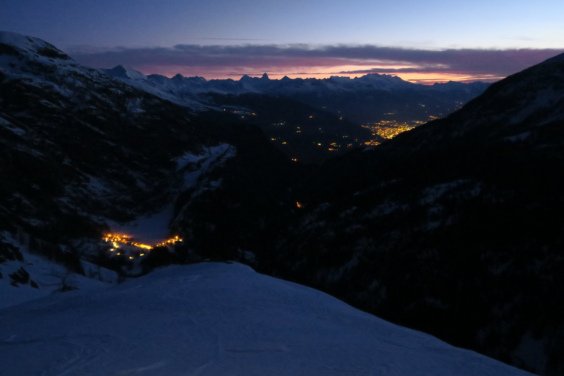 le luci del villaggio di Planaval e più lontano quelle di Aosta