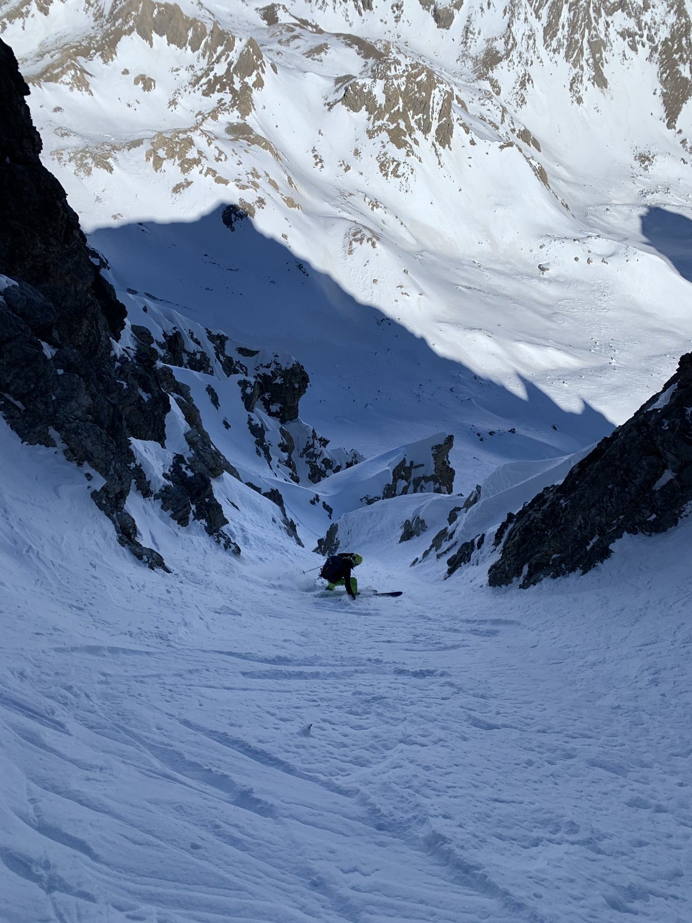 Reine nel canale alto. In fondo visibili le tracce di salita. 