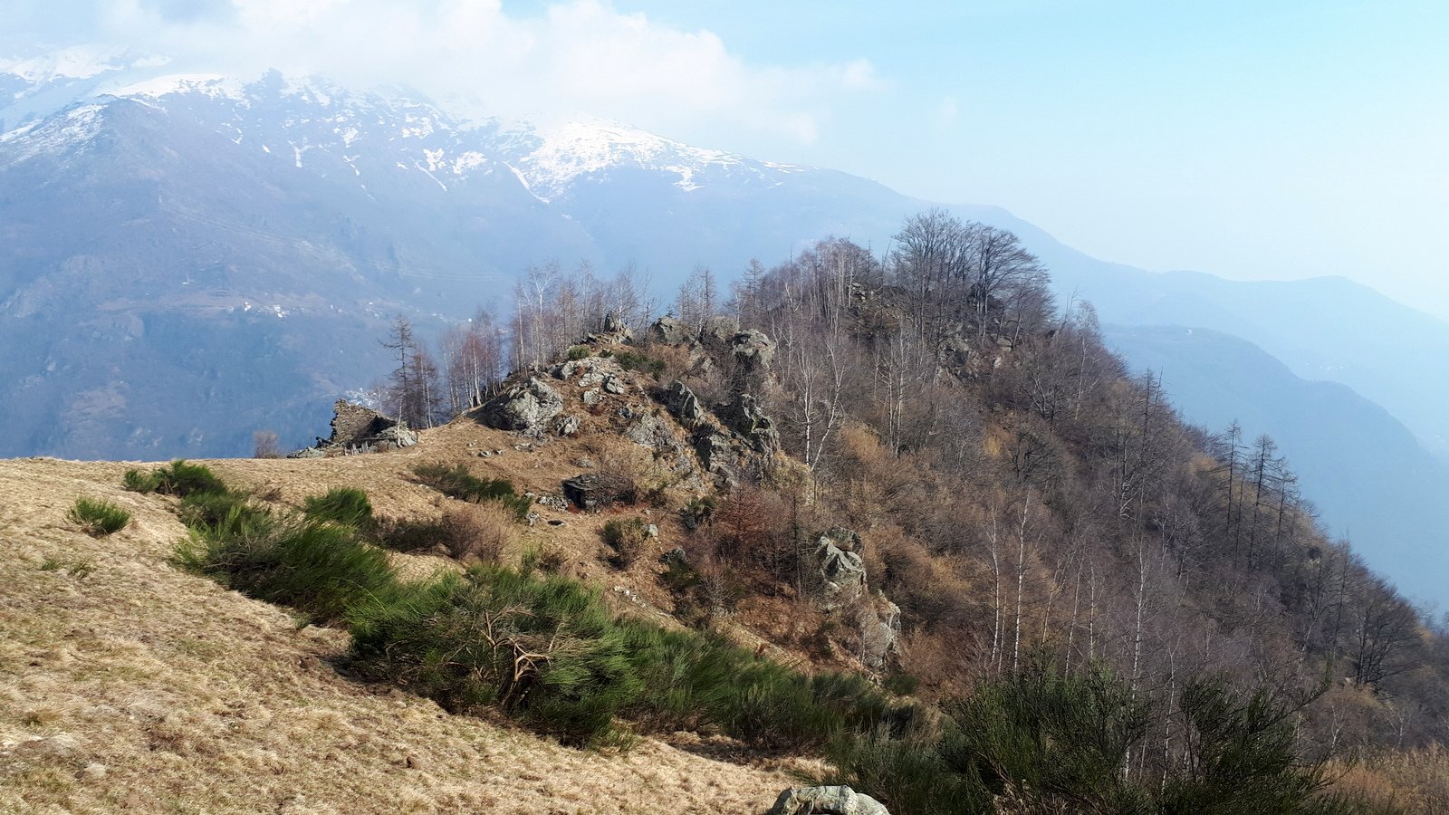 Pian Russa: dal rudere di baita si svolta a sinistra