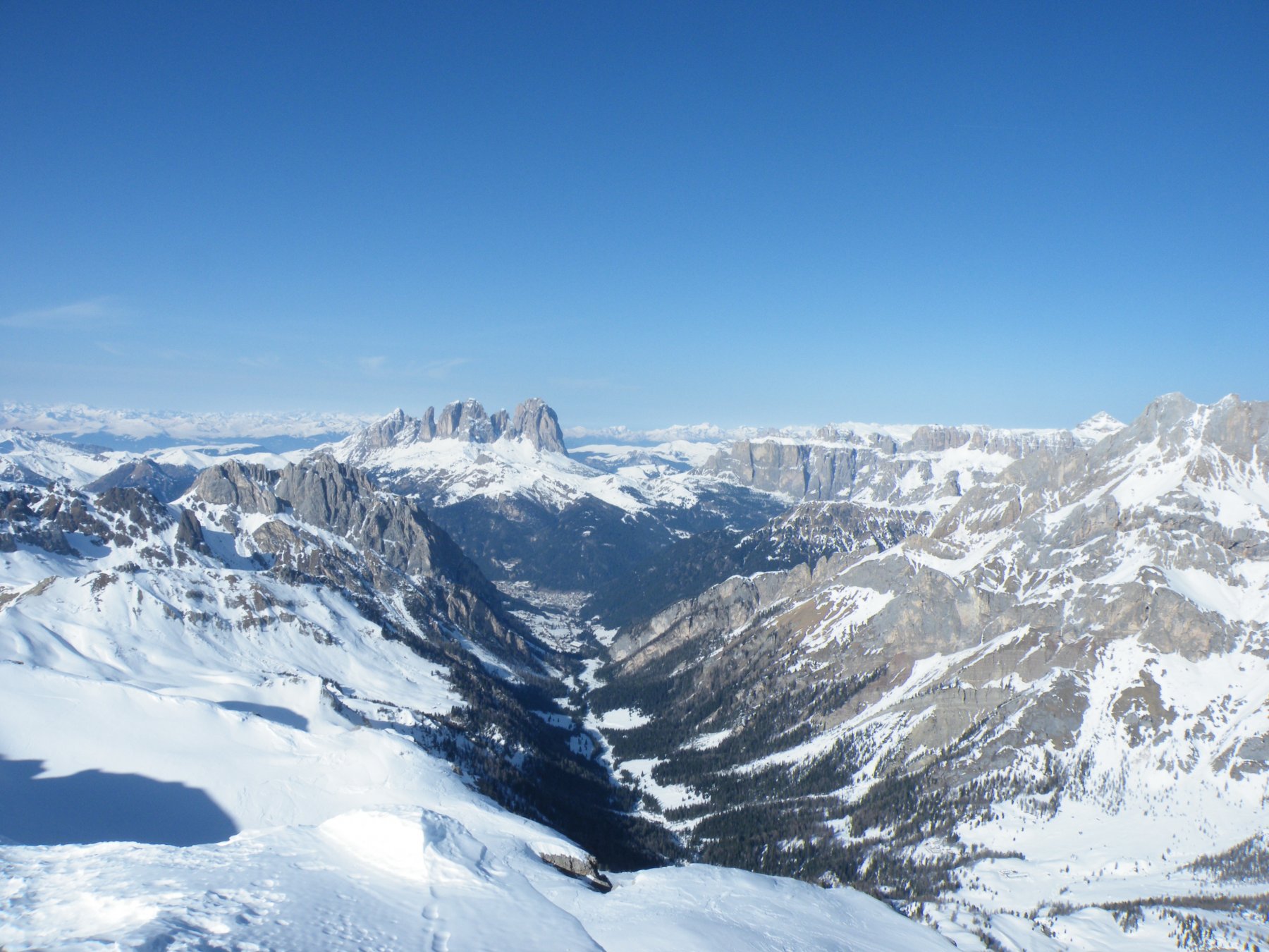 Dalla punta verso la val di Fassa e i gruppi Sella e Sassolungo
