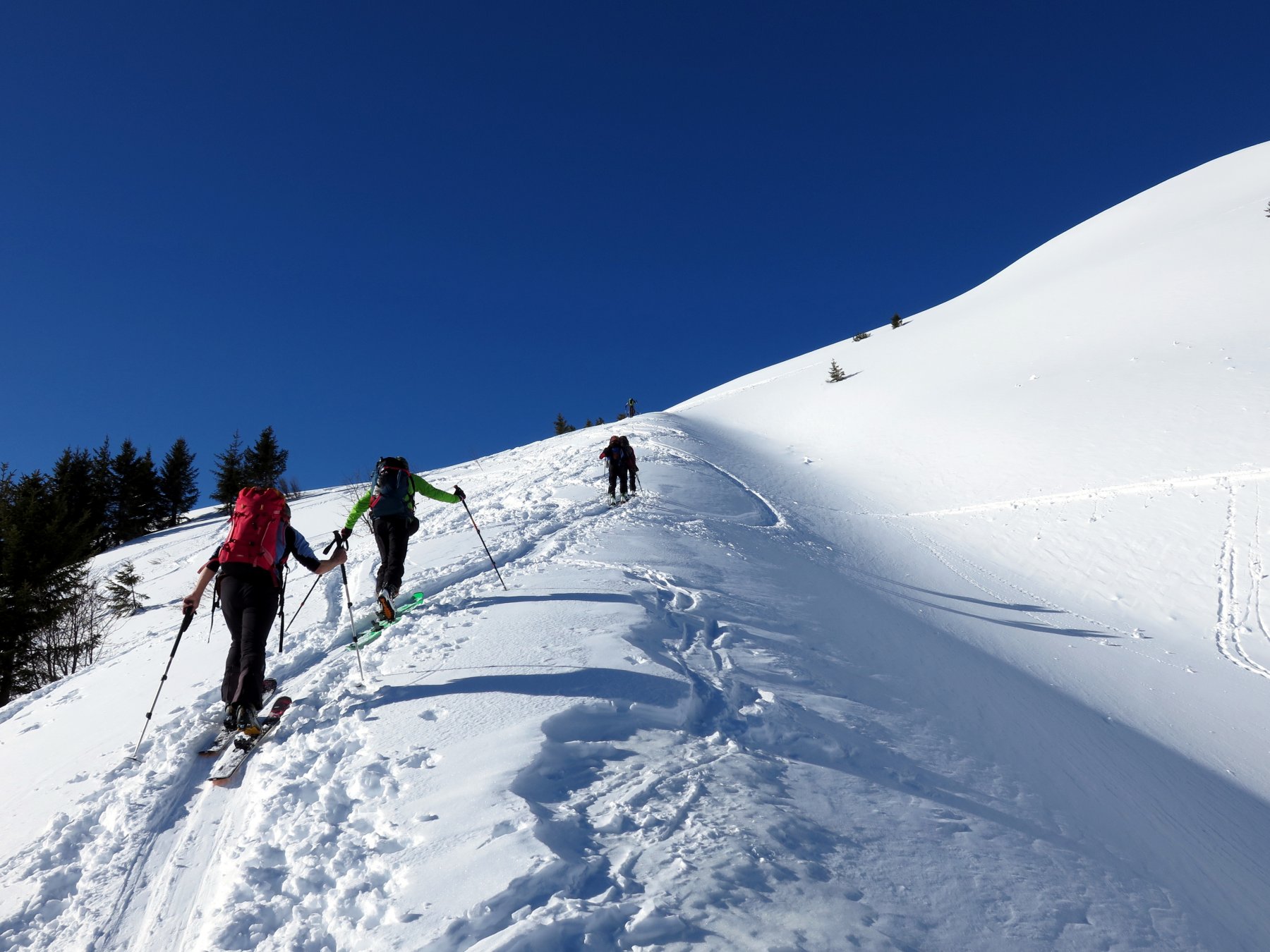 Superato l'arrivo skilift, verso le baite Pra Spa