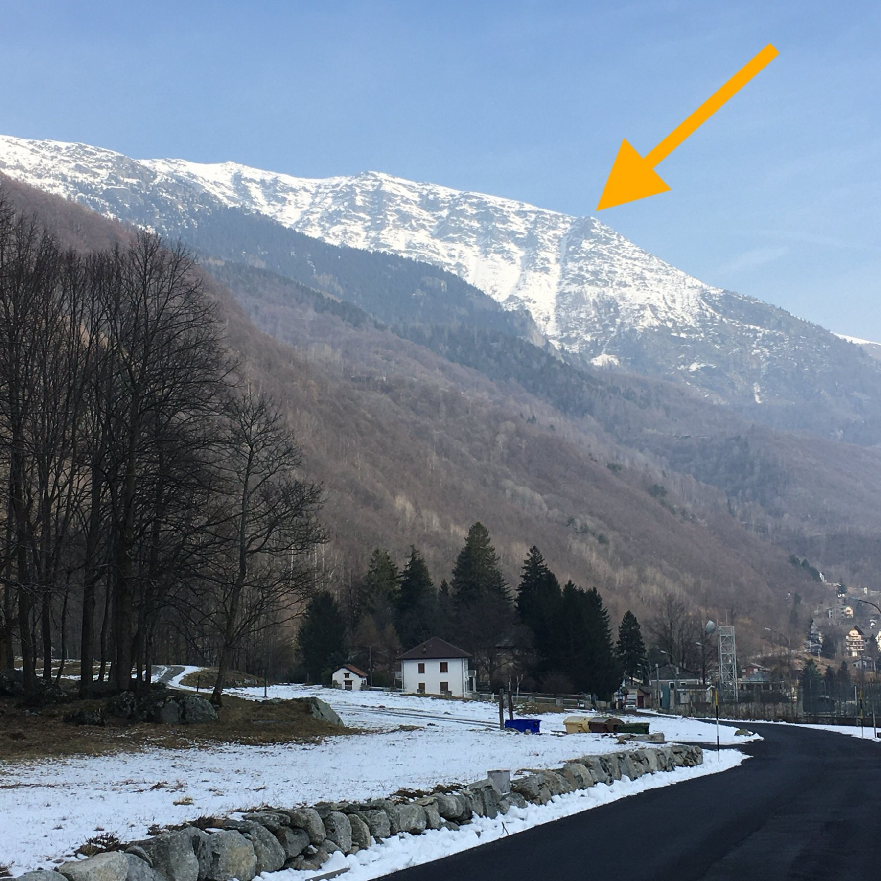 Il canale visto dal fondovalle.