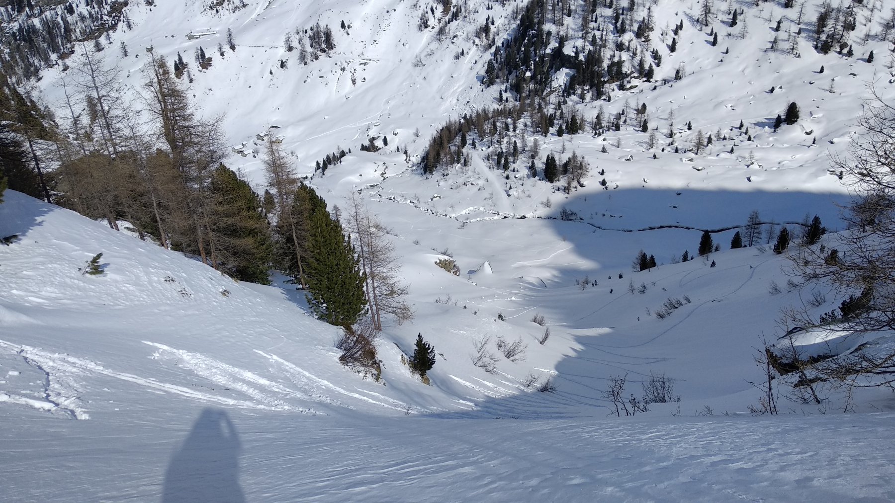lì sotto, si lascia il vallone di Mascognaz e si gira a dx per salire alla Ruines