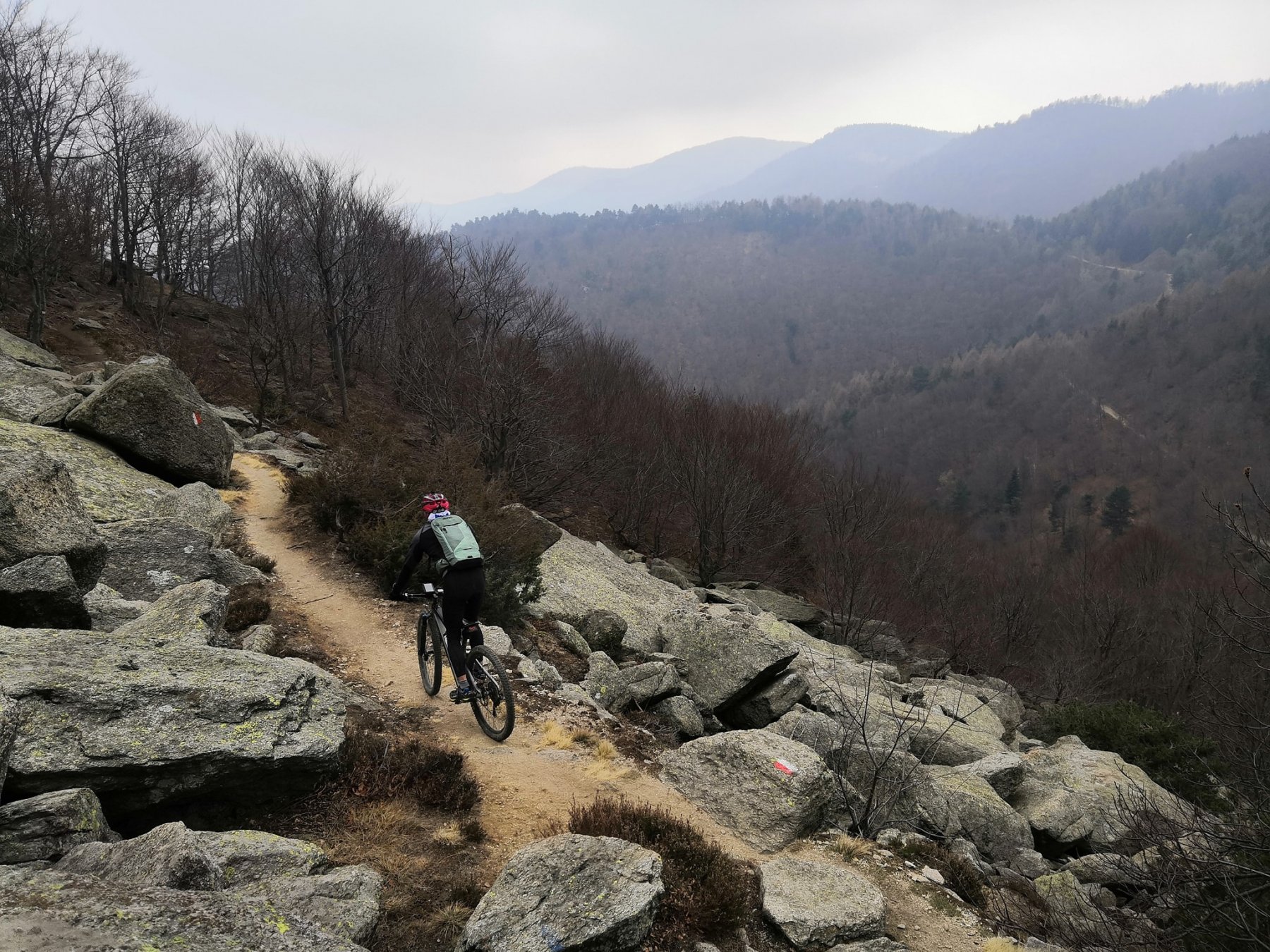 Sul sentiero che dal Colle Sperina va al Rifugio Melano